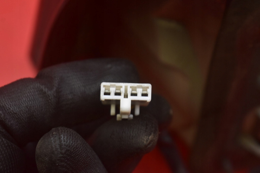 фонарь левый kia CARENS 2 II 02-06