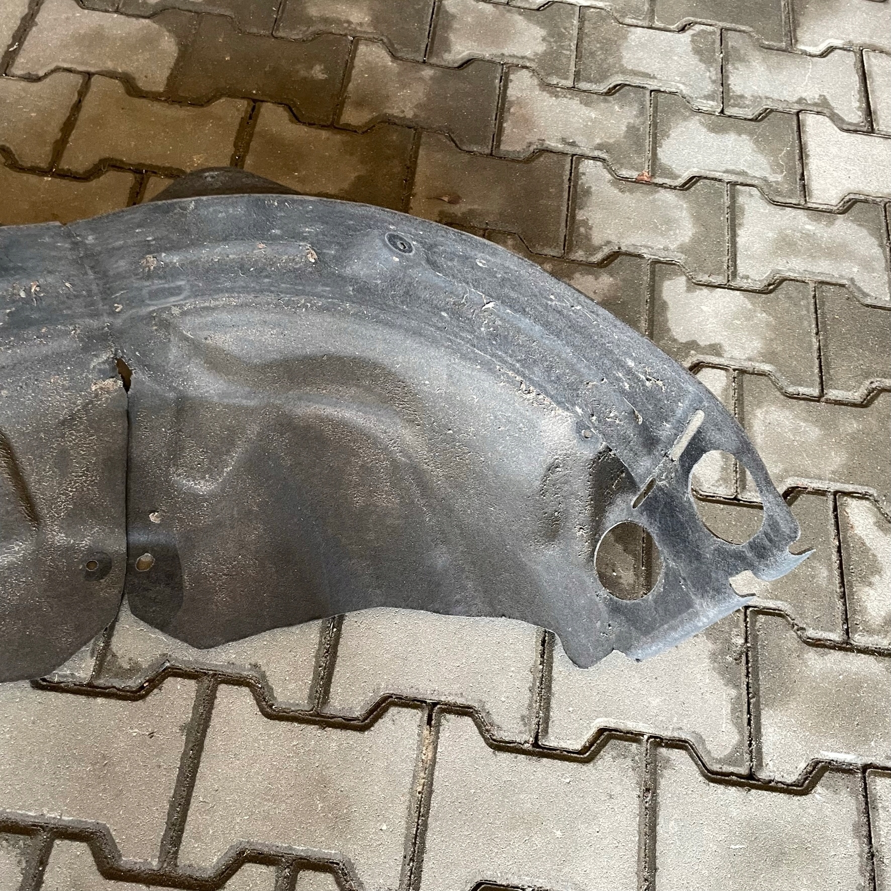 RENAULT MEGANE IV HATCHBACK MUDGUARD REAR. RIGHT