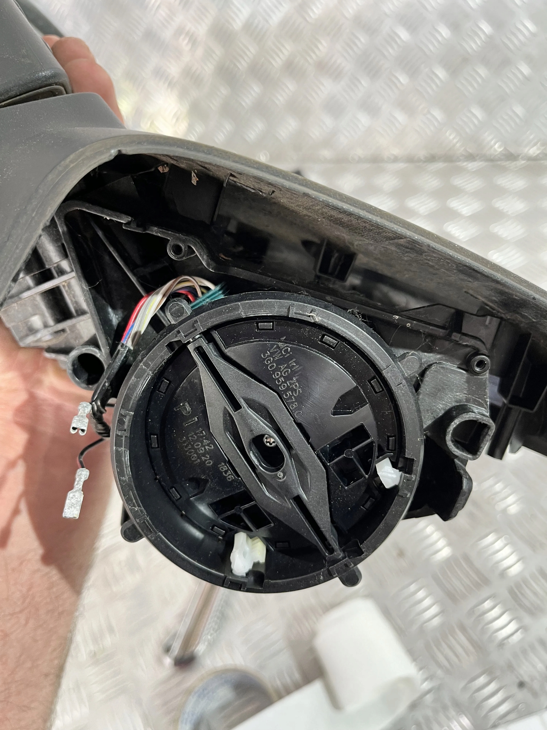 LUSTERKO ZEWNĘTRZNE LEWE VW GOLF VIII 19-
