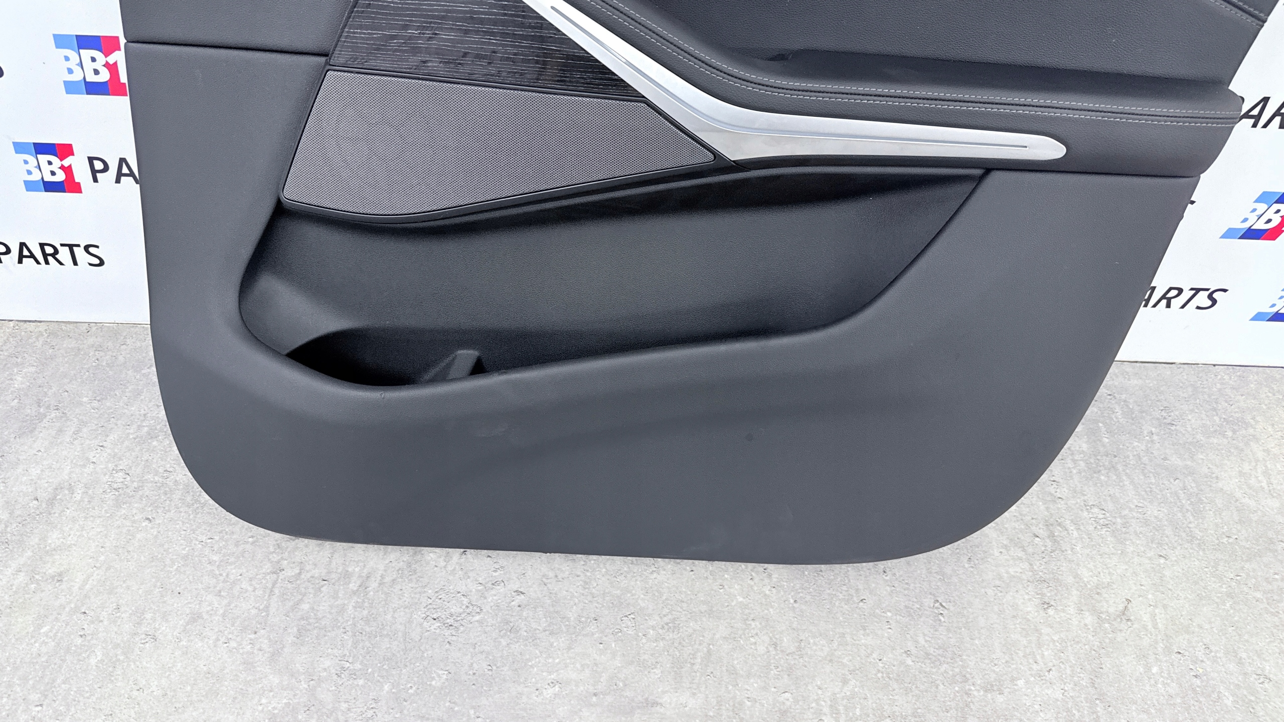 BMW G07 X7 side door right front front black leather VERNASCA