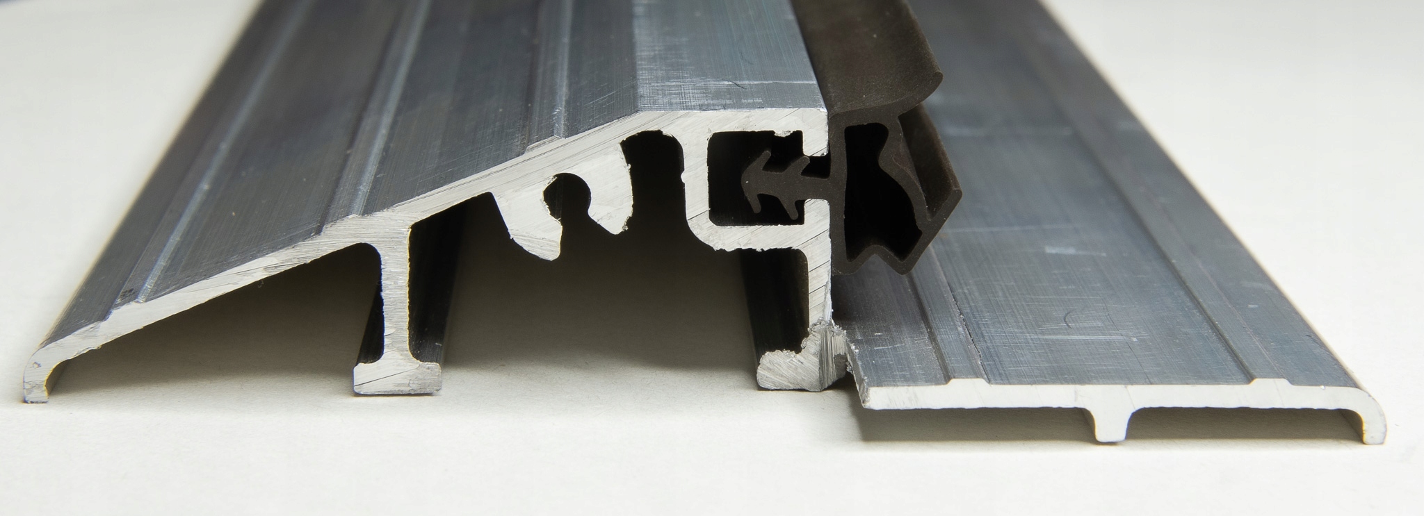 USZCZELKA DO PROGU ALUMINIOWEGO WIKĘD ANTRACYT Marka Domino