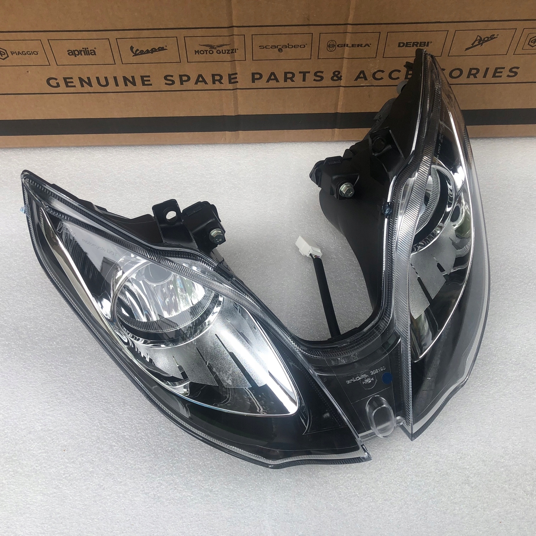 Reflektor Piaggio MP3 lampa 2014 2022 500 400 350 300 Nový Hpe originál