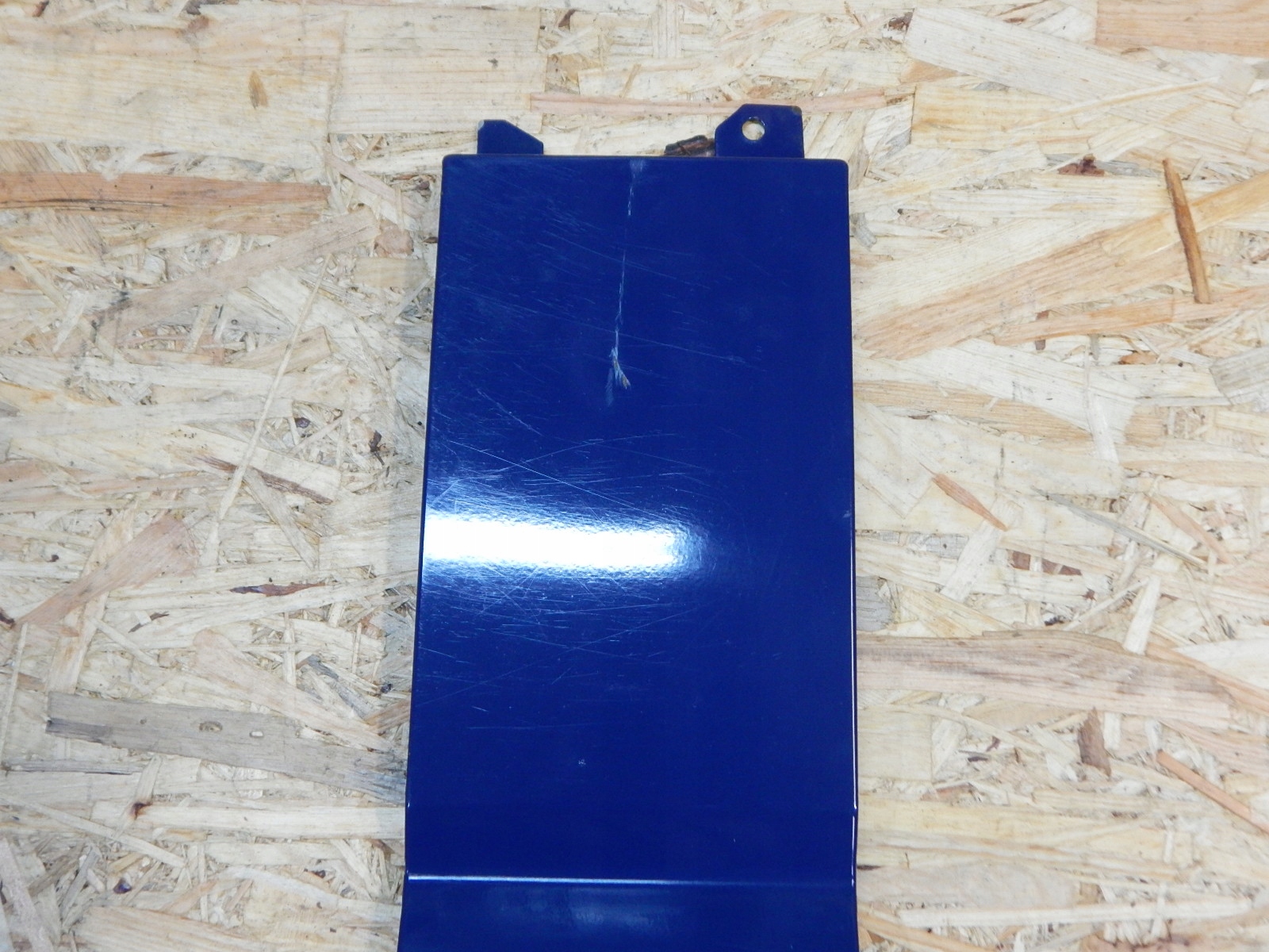 VW T5 klapka blacha osłona wlewu paliwa LL5M Producent części Volkswagen OE