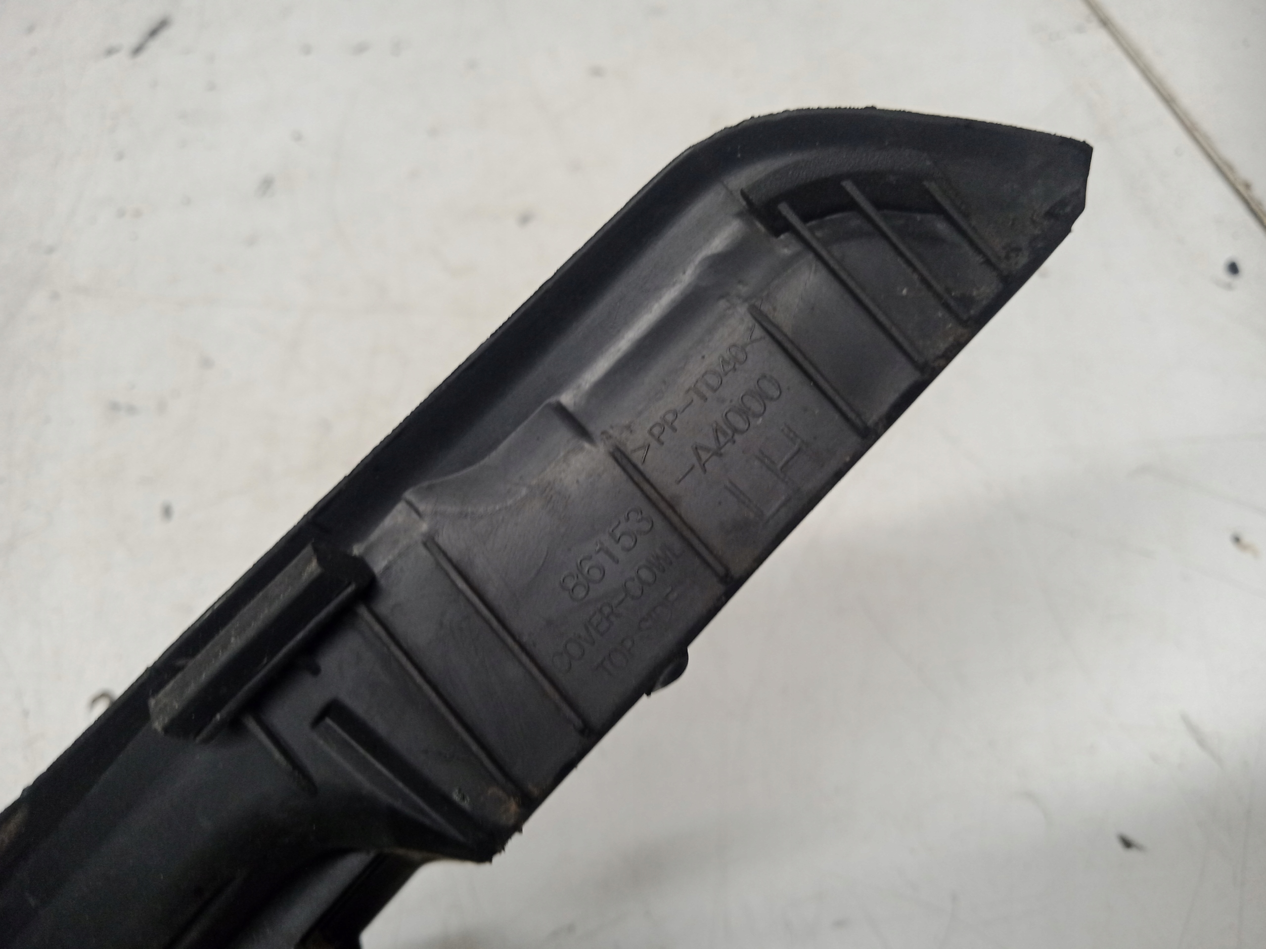 KIA CARENS IV corner pipe end under the window left right 13-17R