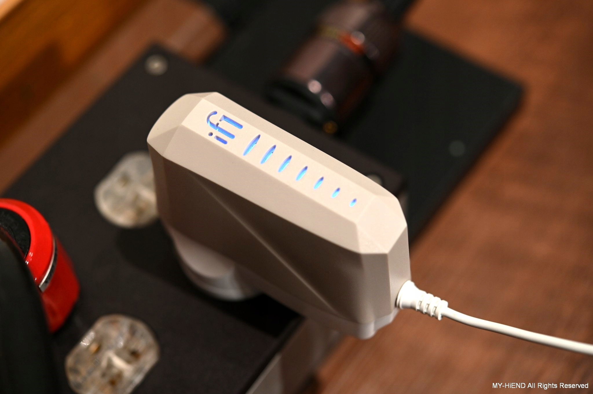 iFi Audio iPower X 12V/2.0A REDUKCJA SZUMÓW CZYSTOŚĆ SYGNAŁU, LEPSZY DŹWIĘK Model iPower X