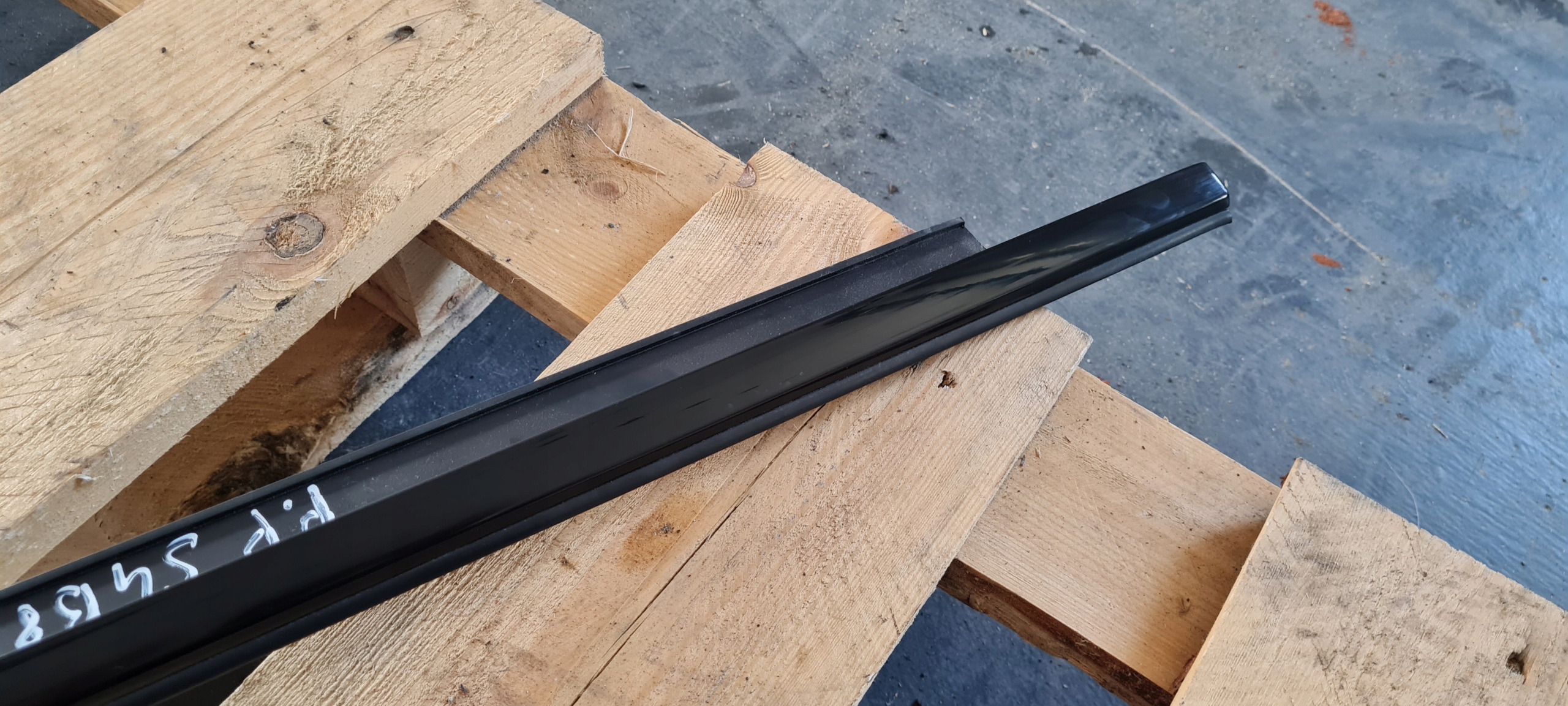 S4 B8 LIFT A4 moulding dust right right front BLACK PIANO 8K0853284M
