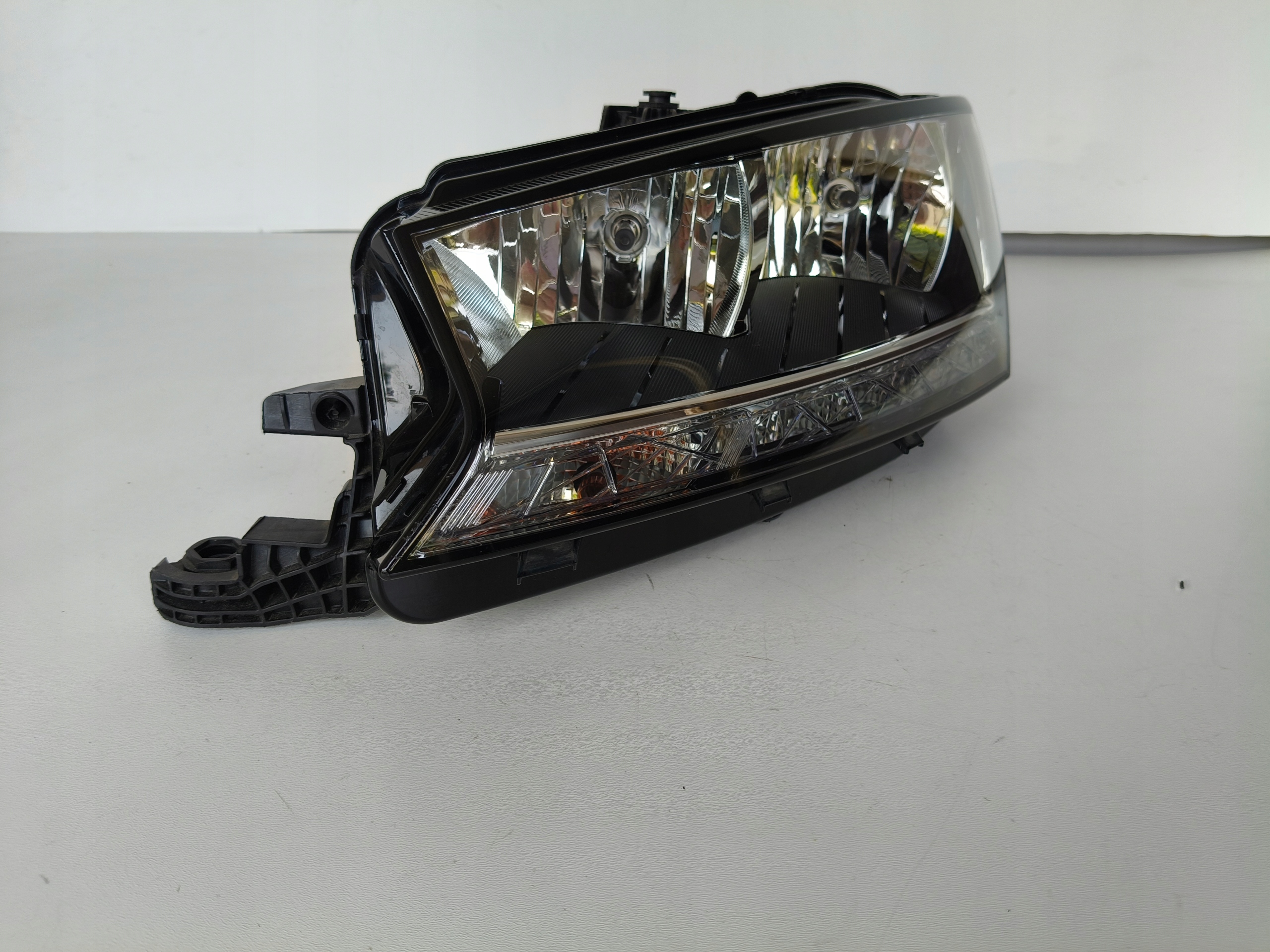 light left REFLEKTOR SKODA FABIA III 3 6V 6V0 18- LIFT LED