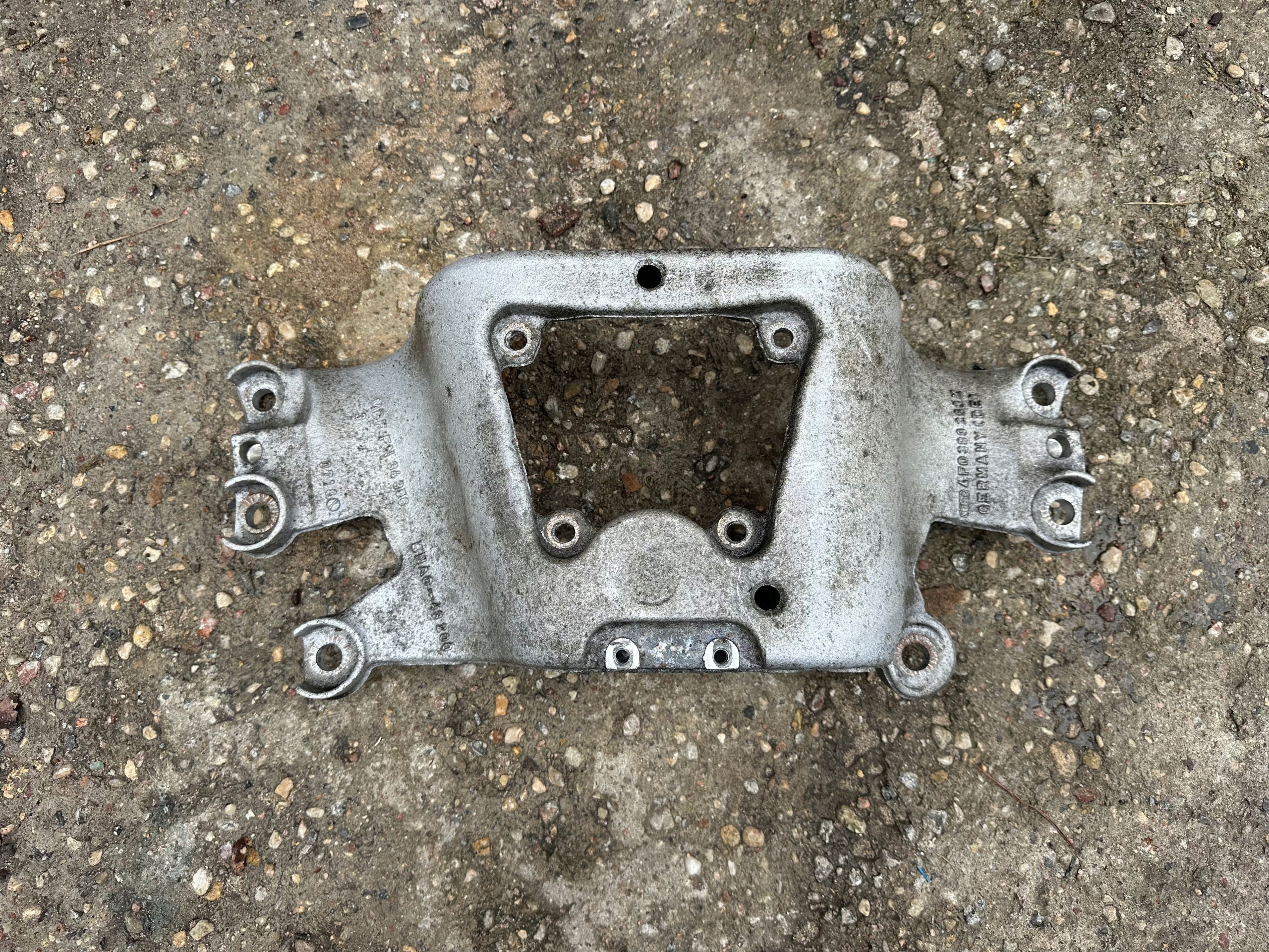 PODUCHA ŁAPA WSPORNIK SKRZYNI A6 C6 MANUAL 4F0399263K