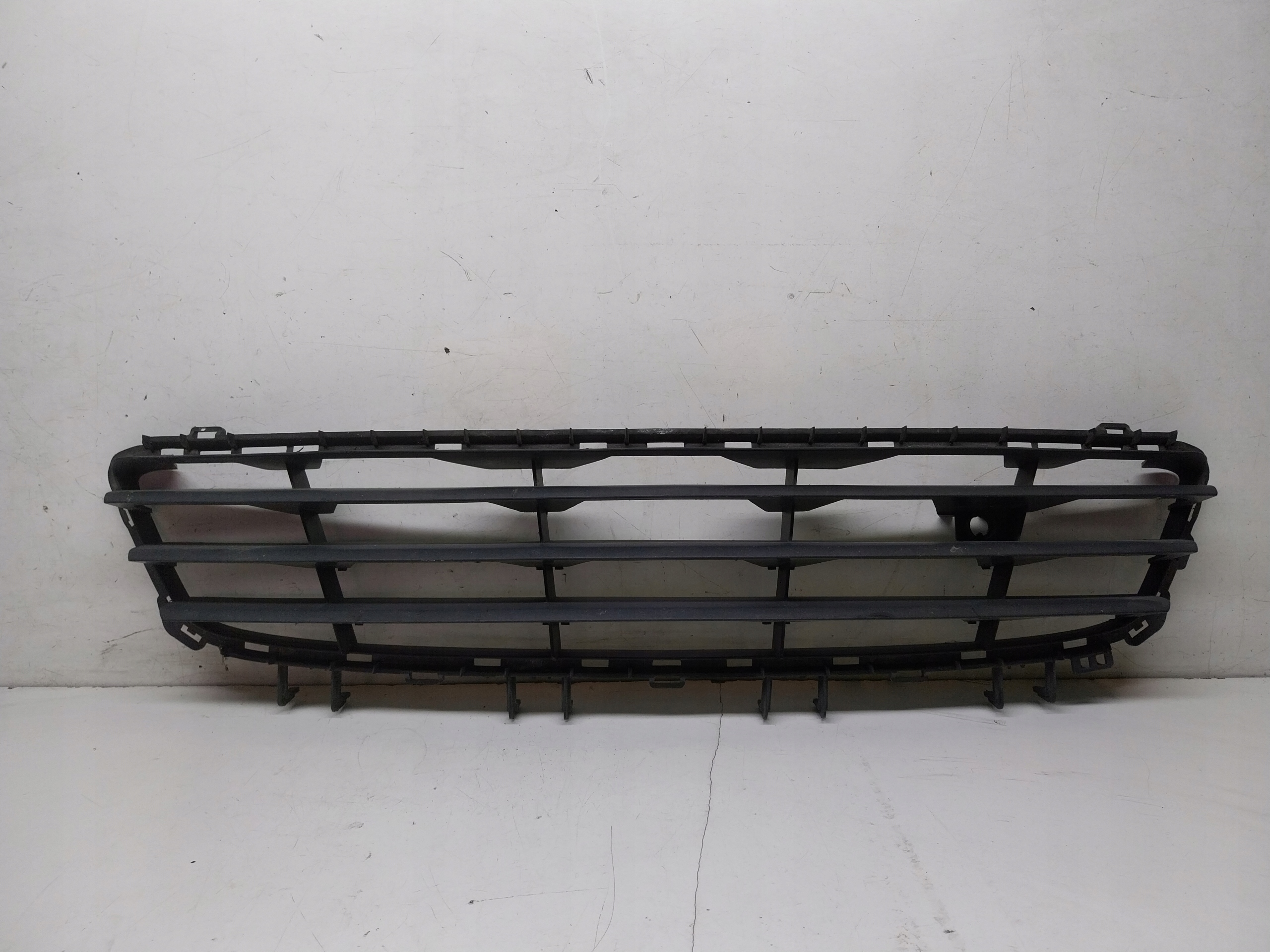 grid of a bumper front central 24460271 OPEL ASTRA H EUROPA