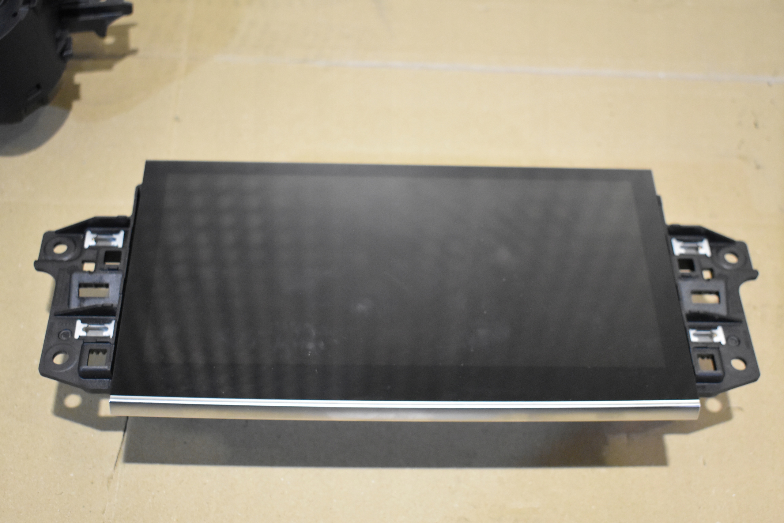 IDEALNY EKRAN Schermo LCD AUDI Q8 1