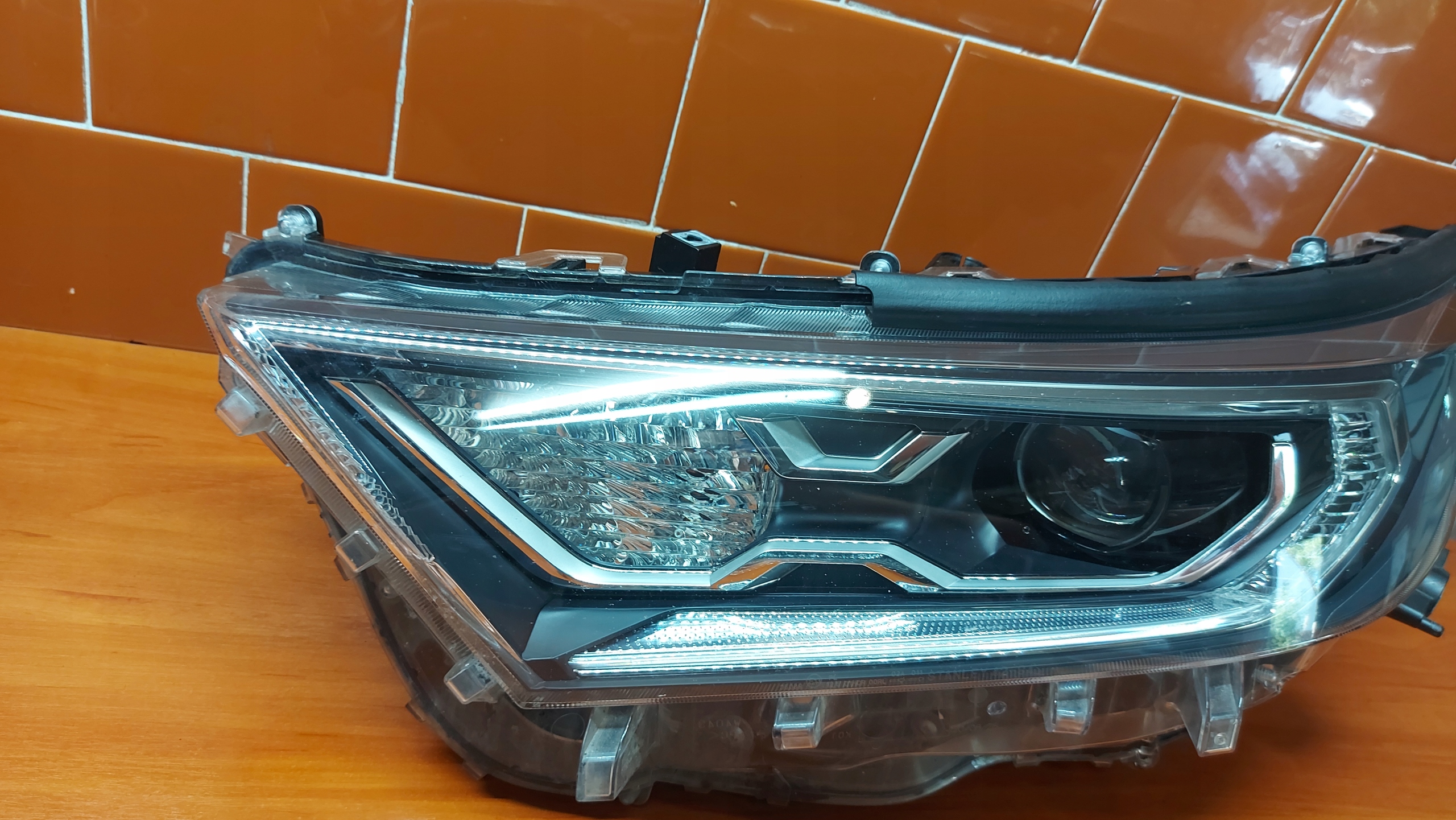 REFLEKTOR light left left front TOYOTA RAV4 V 18