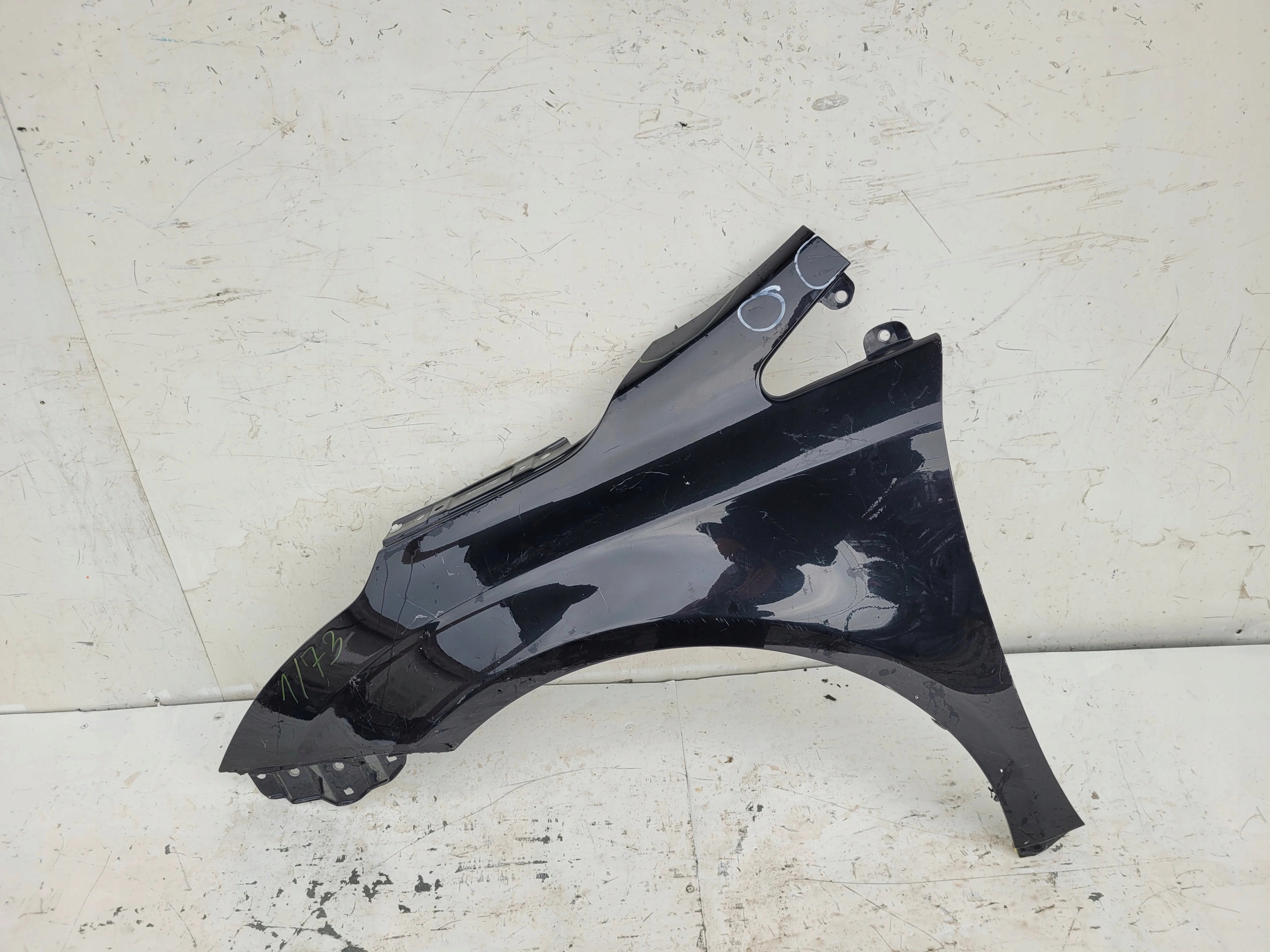 TOYOTA AVENSIS T27 BŁOTNIK LEWY PRZÓD