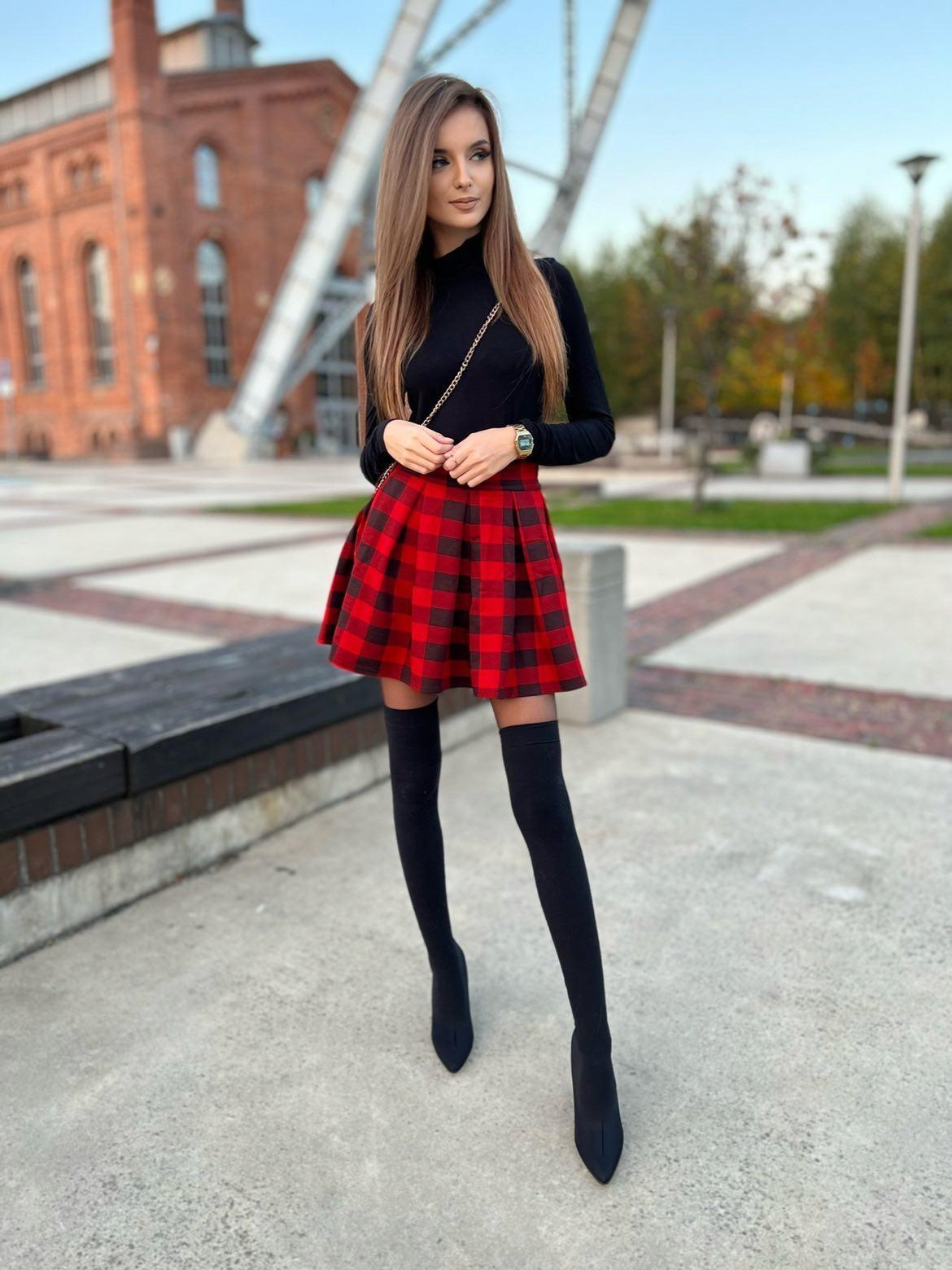 SPÓDNICA MINI w KRATKĘ Czerwoną ROZKLOSZOWANA w ZAKŁADKI PREZENT ŚWIĘTA M Długość mini