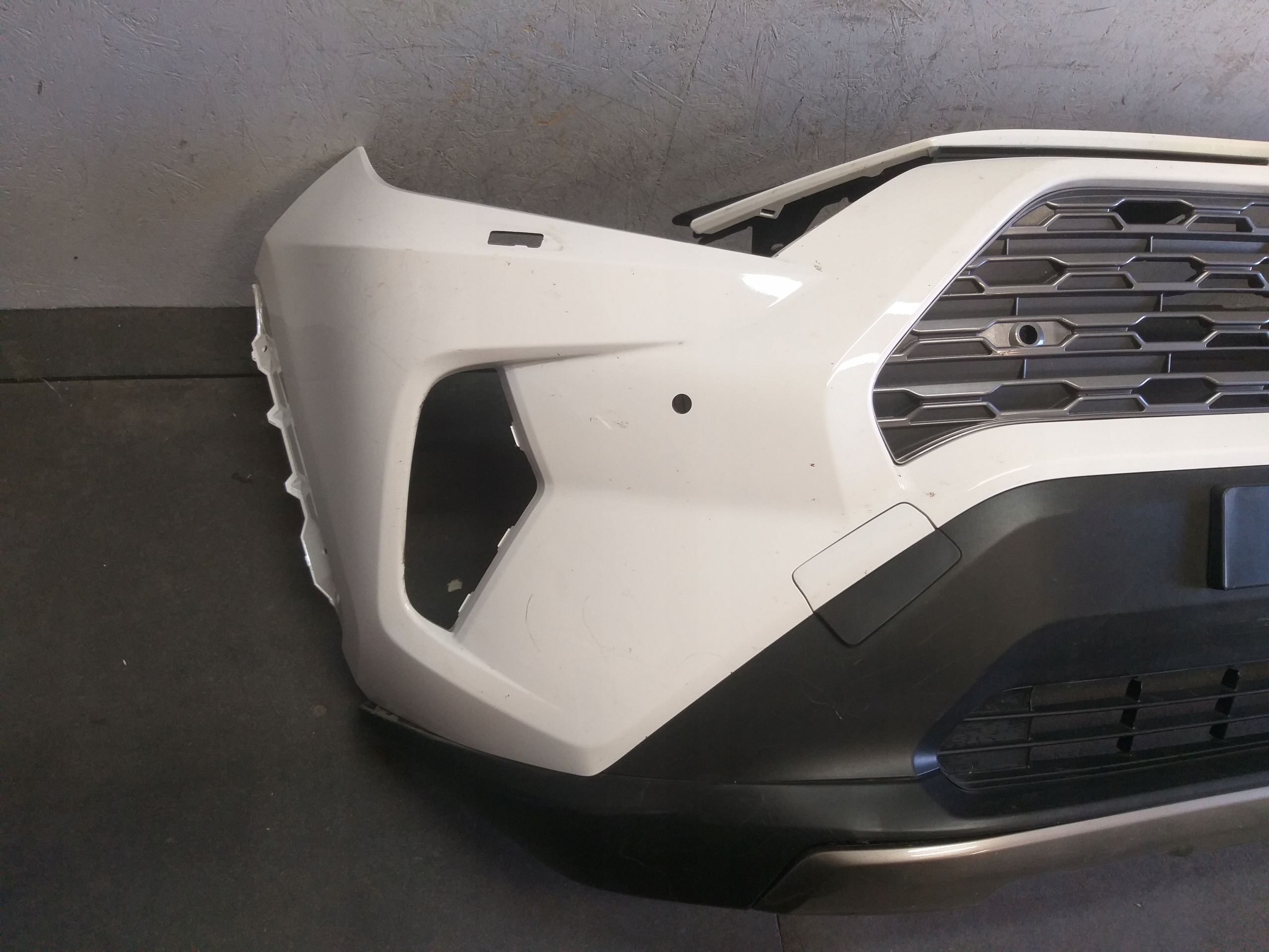 BUMPER FRONT TOYOTA RAV 4 RAV4 V 5 19- RADAR