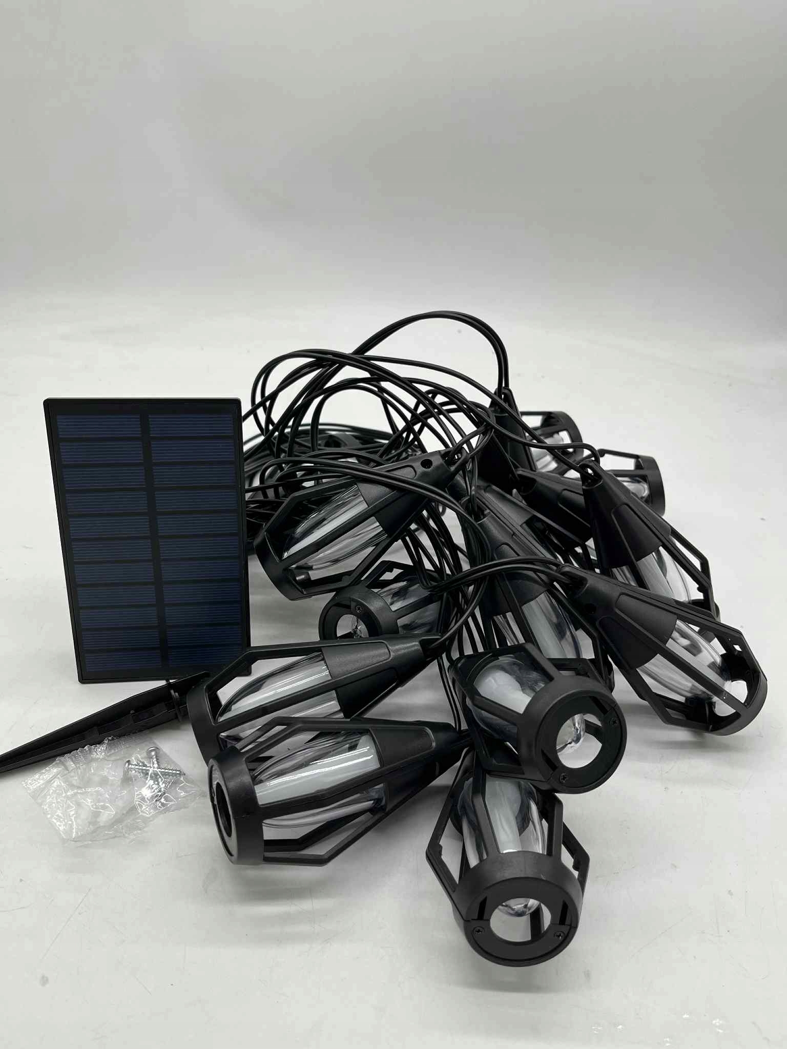 Solární lampičky ve tvaru závěsných lampionů