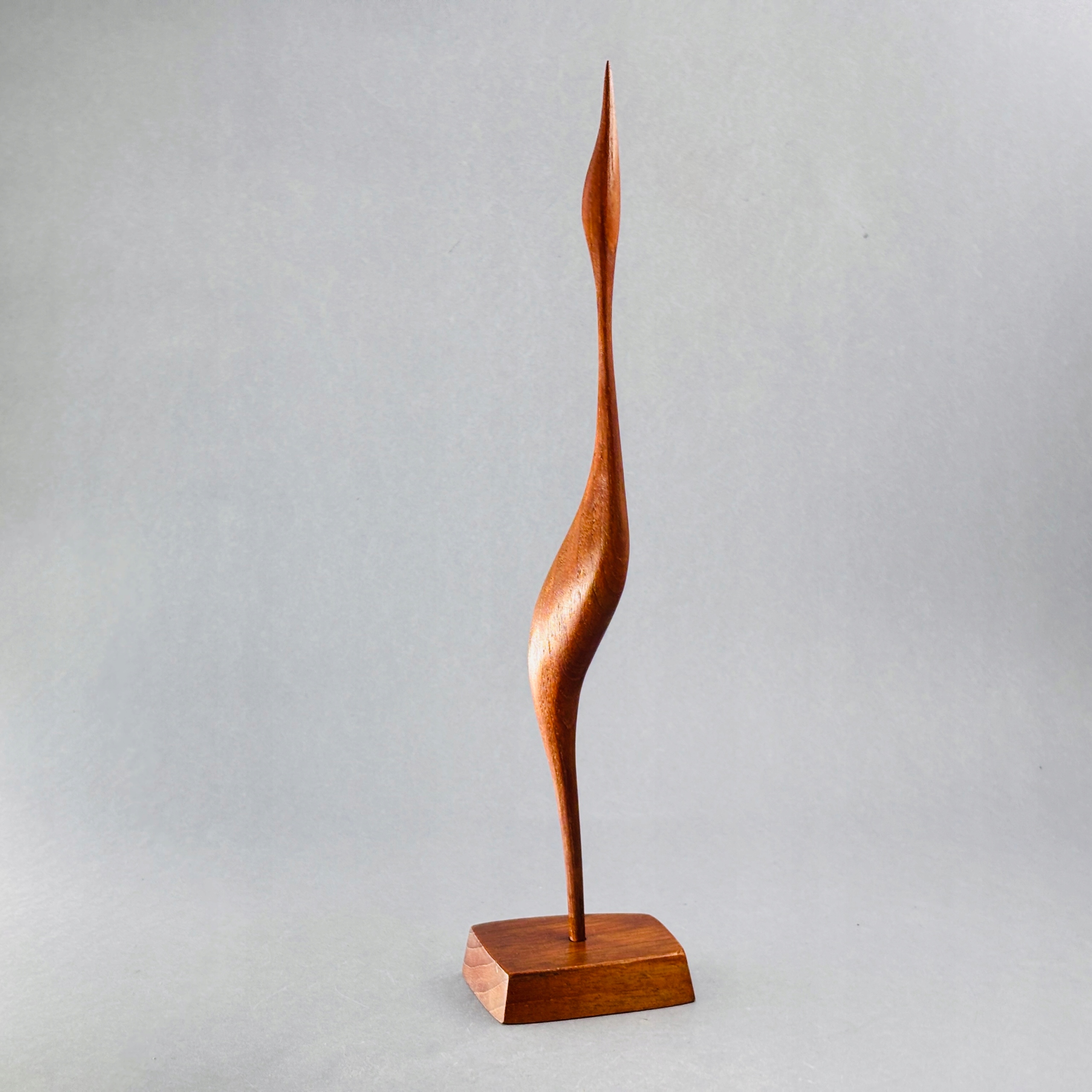 lata 60-te PIĘKNA RZEŹBA Z DREWNA TEKOWEGO CZAPLA PTAK