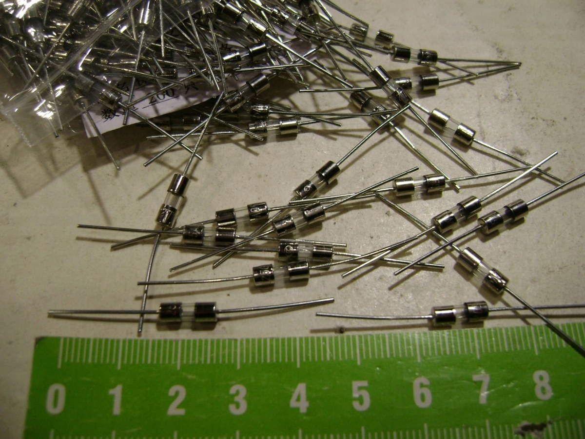 BEZPIECZNIK mini 3x10mm DO WLUTOWANIA PCB 1A