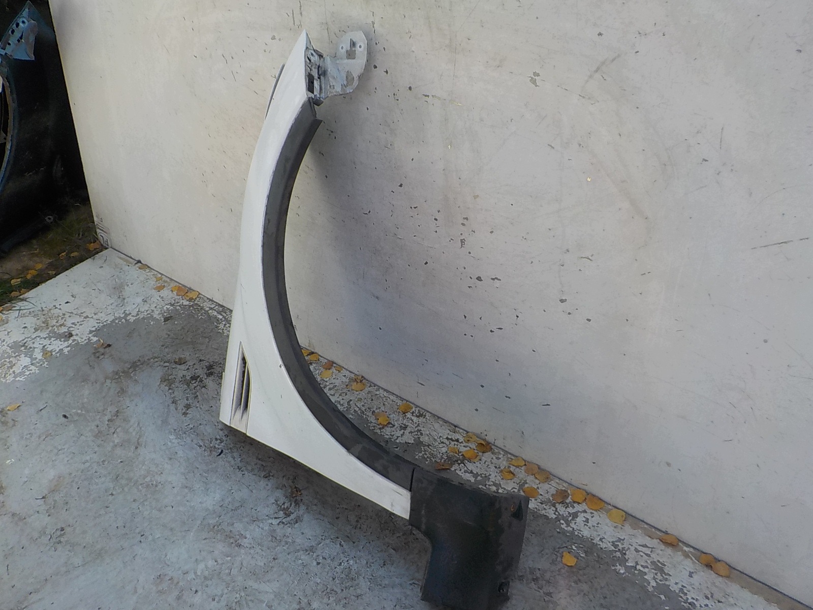 940 FORD KUGA and fender right front front