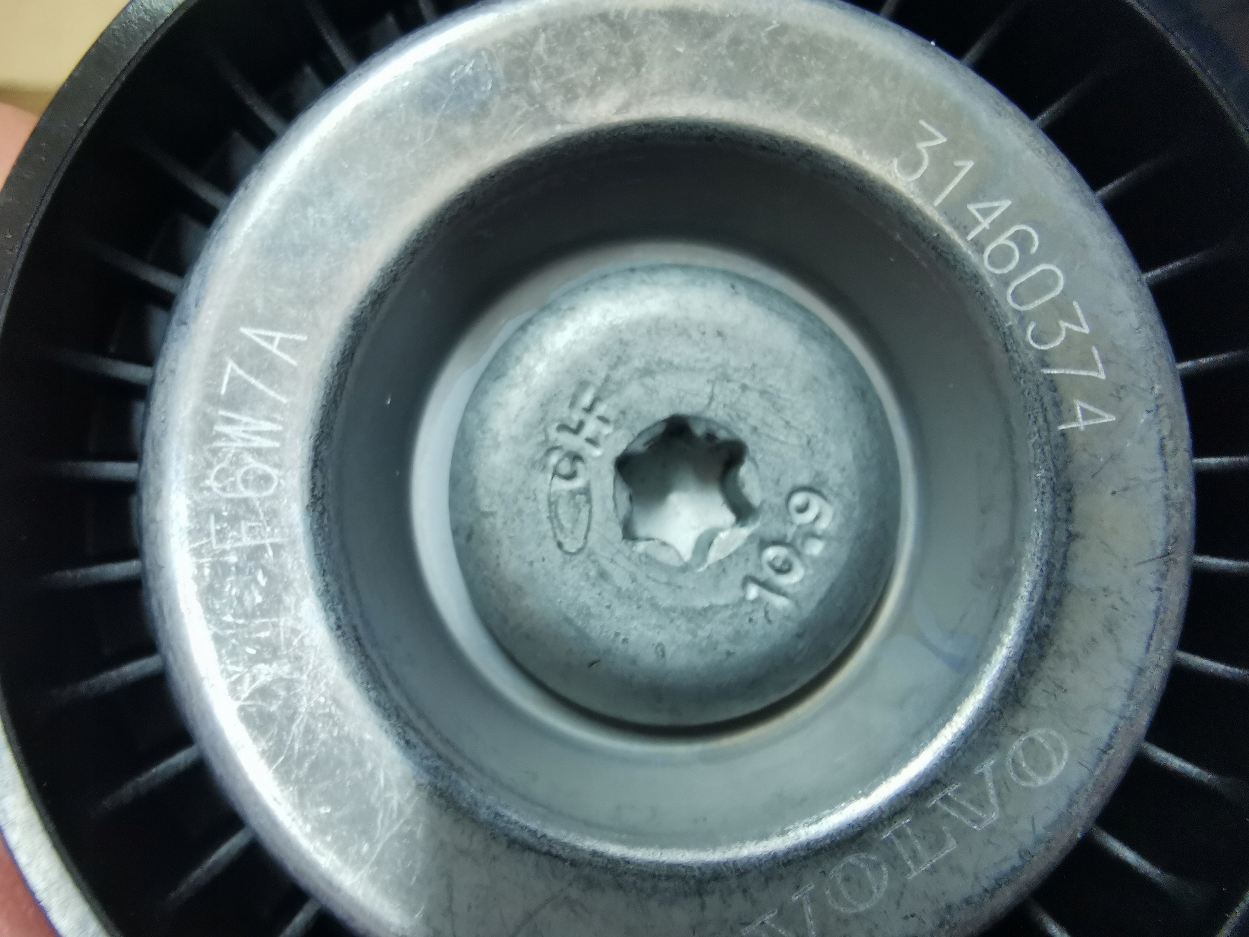 NAPINACZ + PASEK OSPRZĘTU VOLVO V90 V60 II V70 III Producent części Volvo OE