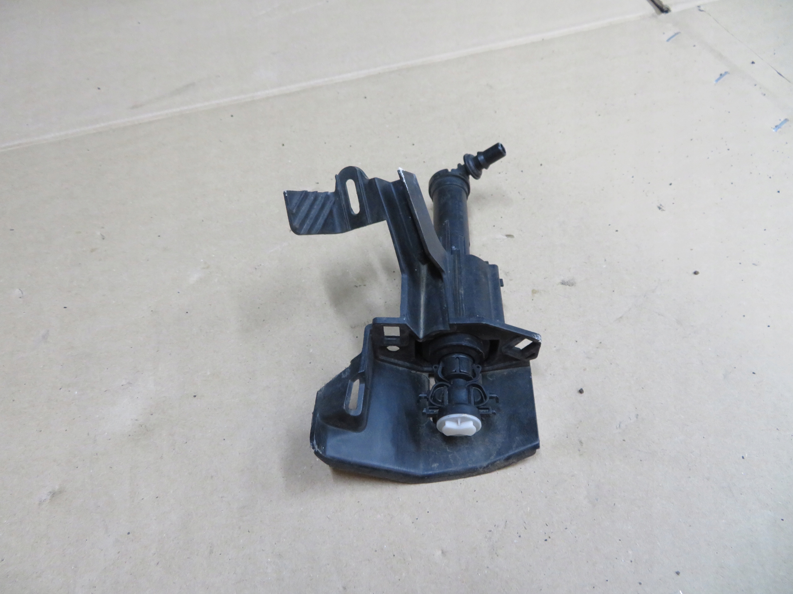 5f0807596a - КРЕПЛЕНИЕ ПРАВОГО ОМЫВАТЕЛЯ LEON III 12-16