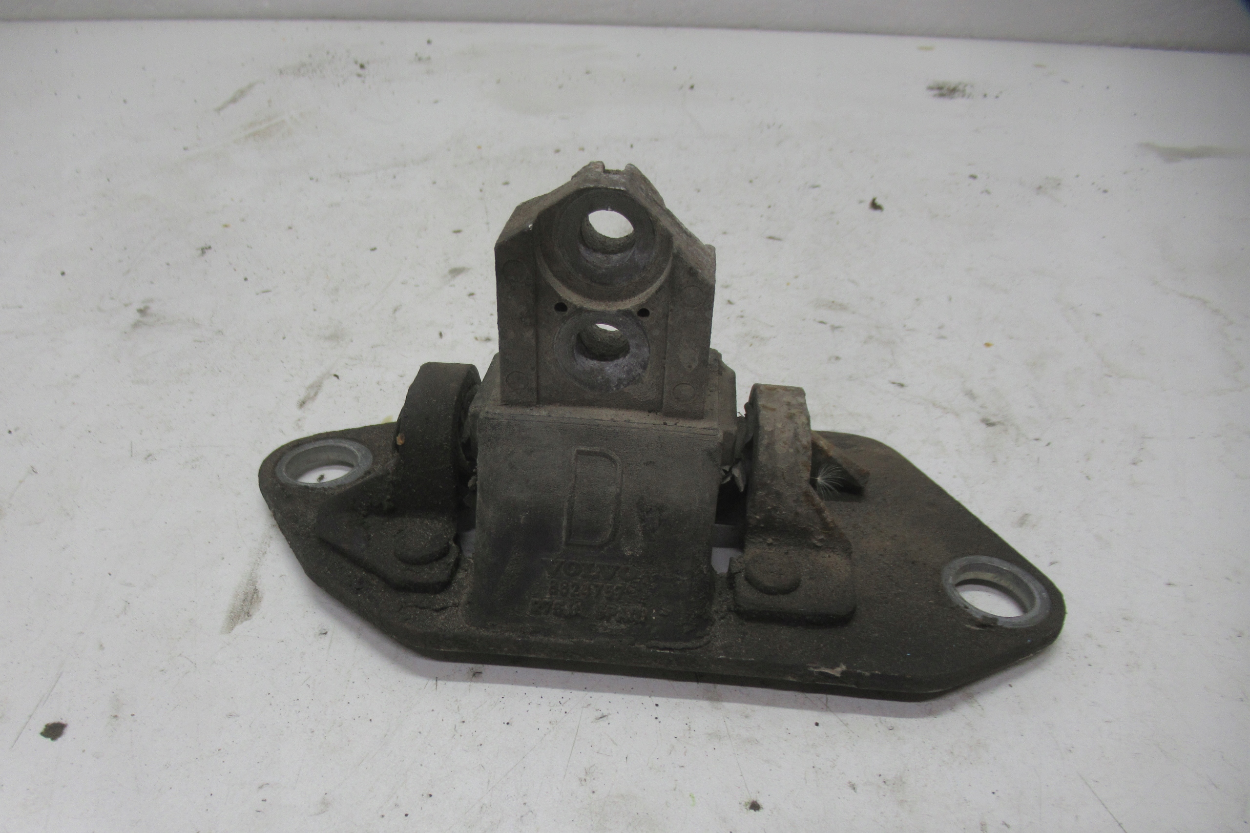 VOLVO S60 04R 2.4 B holder engine mount 8824757
