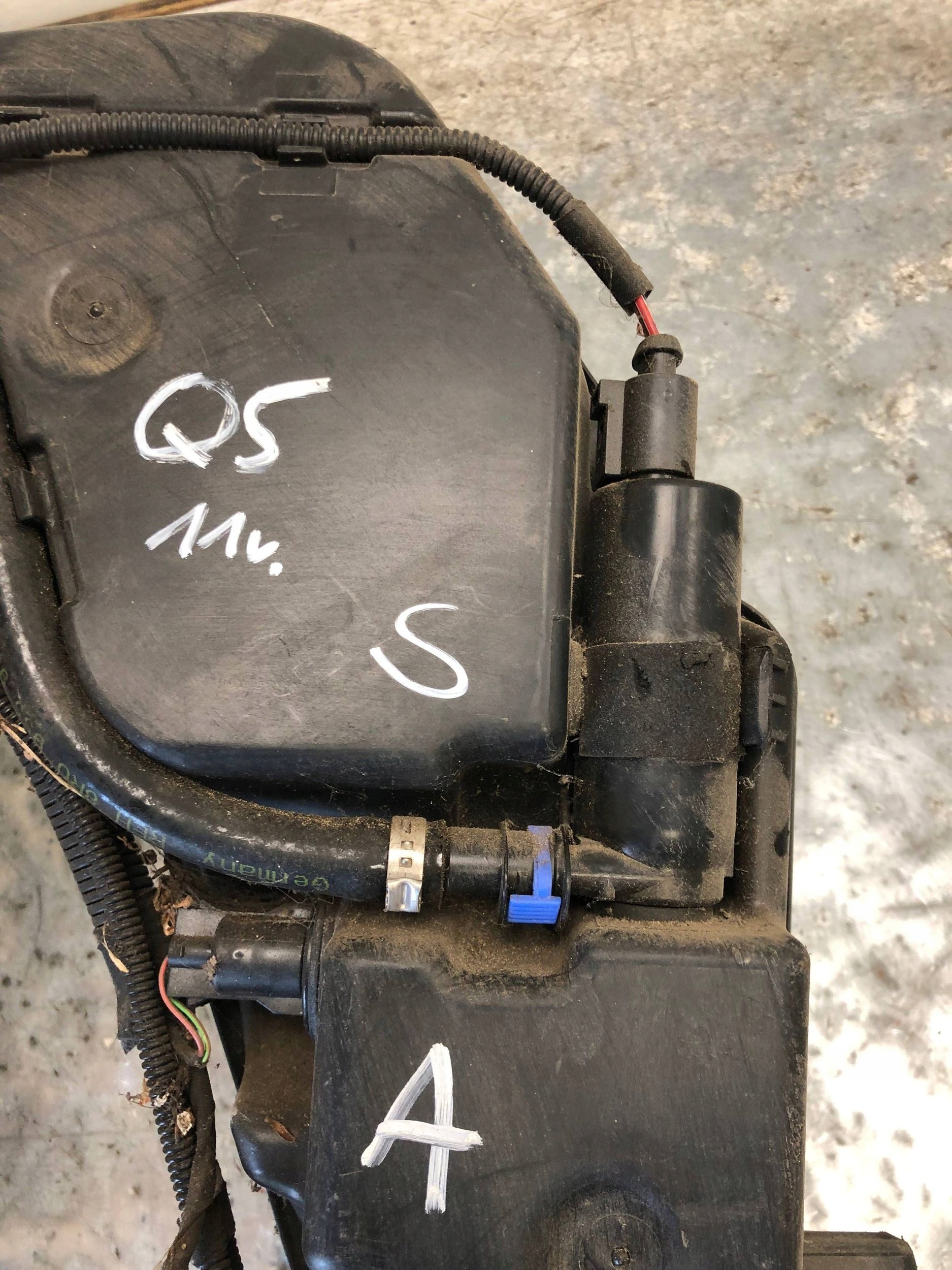 washer fluid tank AUDI Q5 8R0955453B