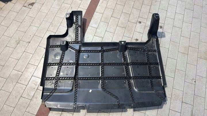 cover below engine cover Dacia Bigster 748180516R