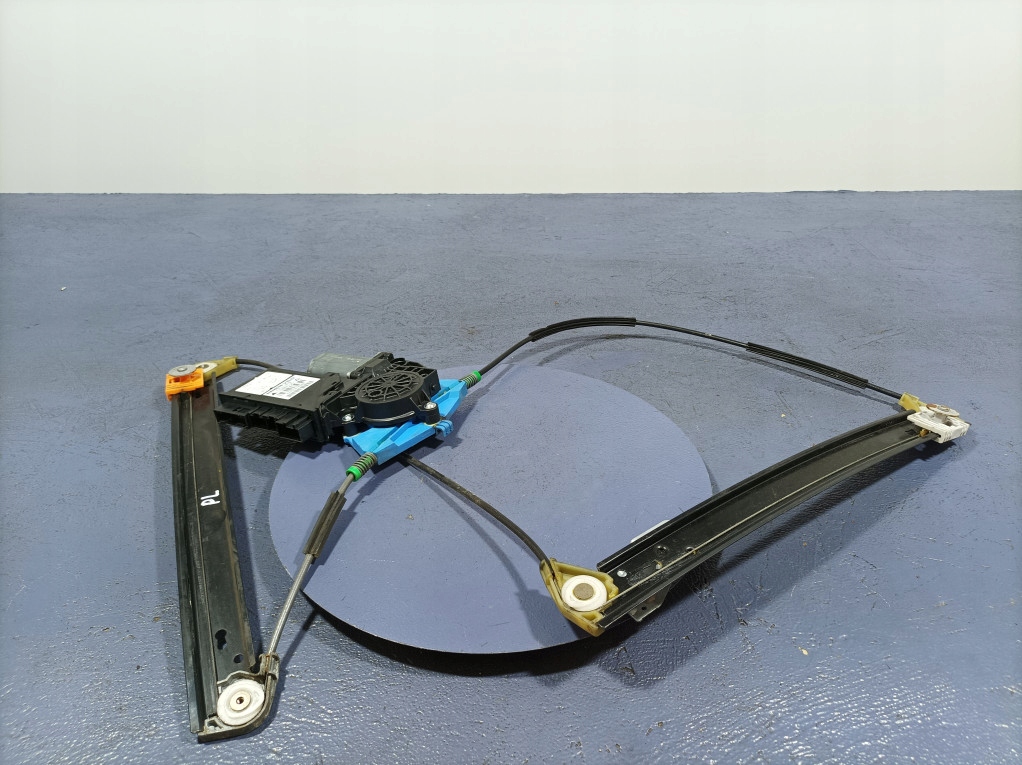 AUDI A4 B7 PODNOŚNIK SILNICZEK SZYBY PRZÓD LEWY 8E0537461B