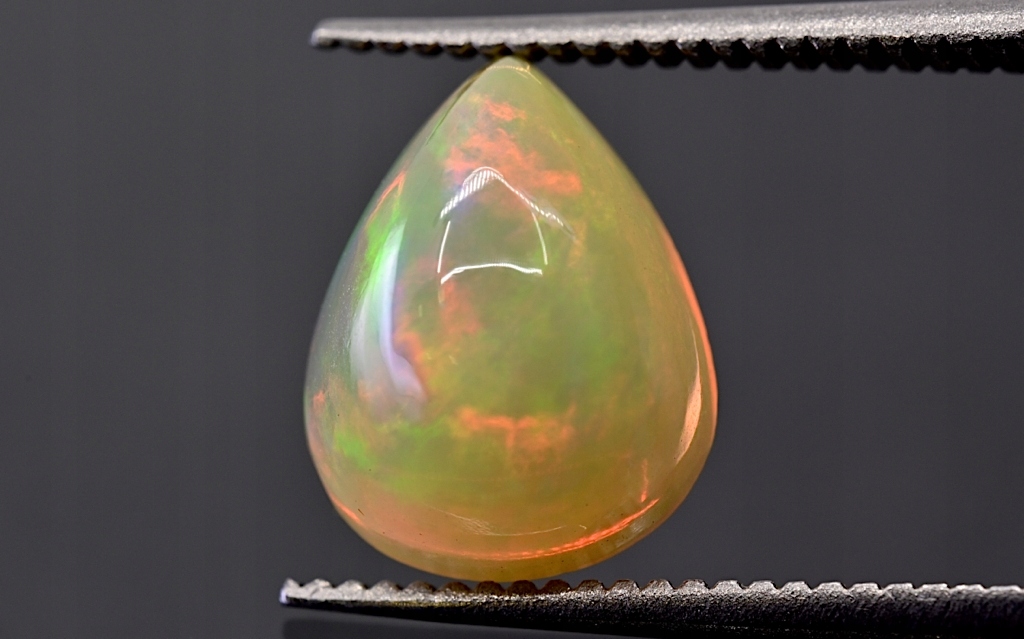 Opál z Etiopie kabošon slza 10x7,9 mm