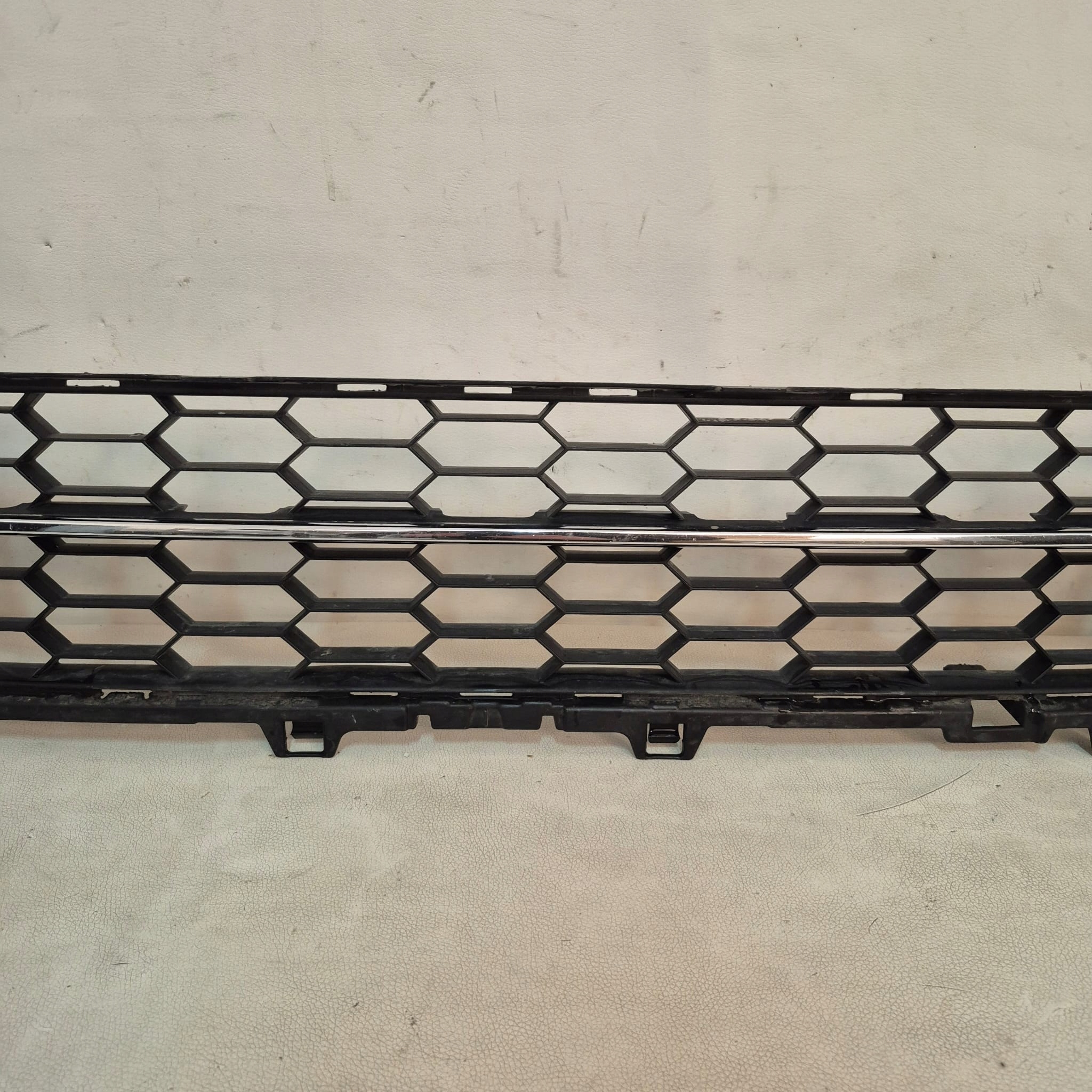 SKODA SUPERB III 15r. -> grid of a bumper central front 3V0853677