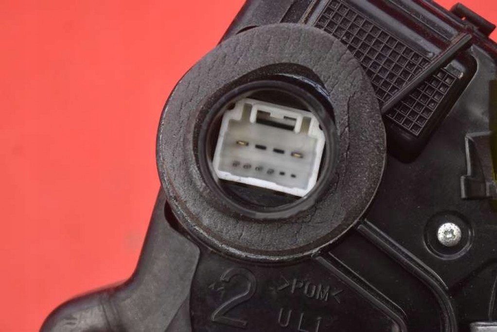 lock door left front front EU TOYOTA AVENSIS T27 09-11