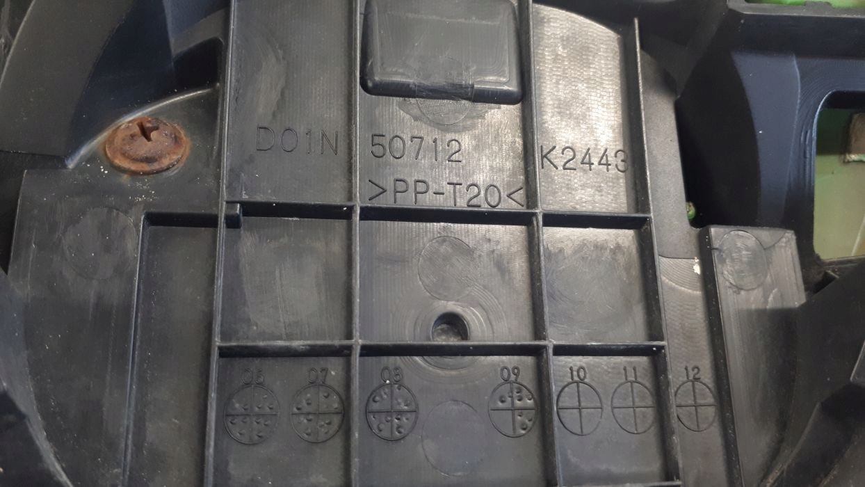 mazda 2 спорт 2008-2012 решетка перед