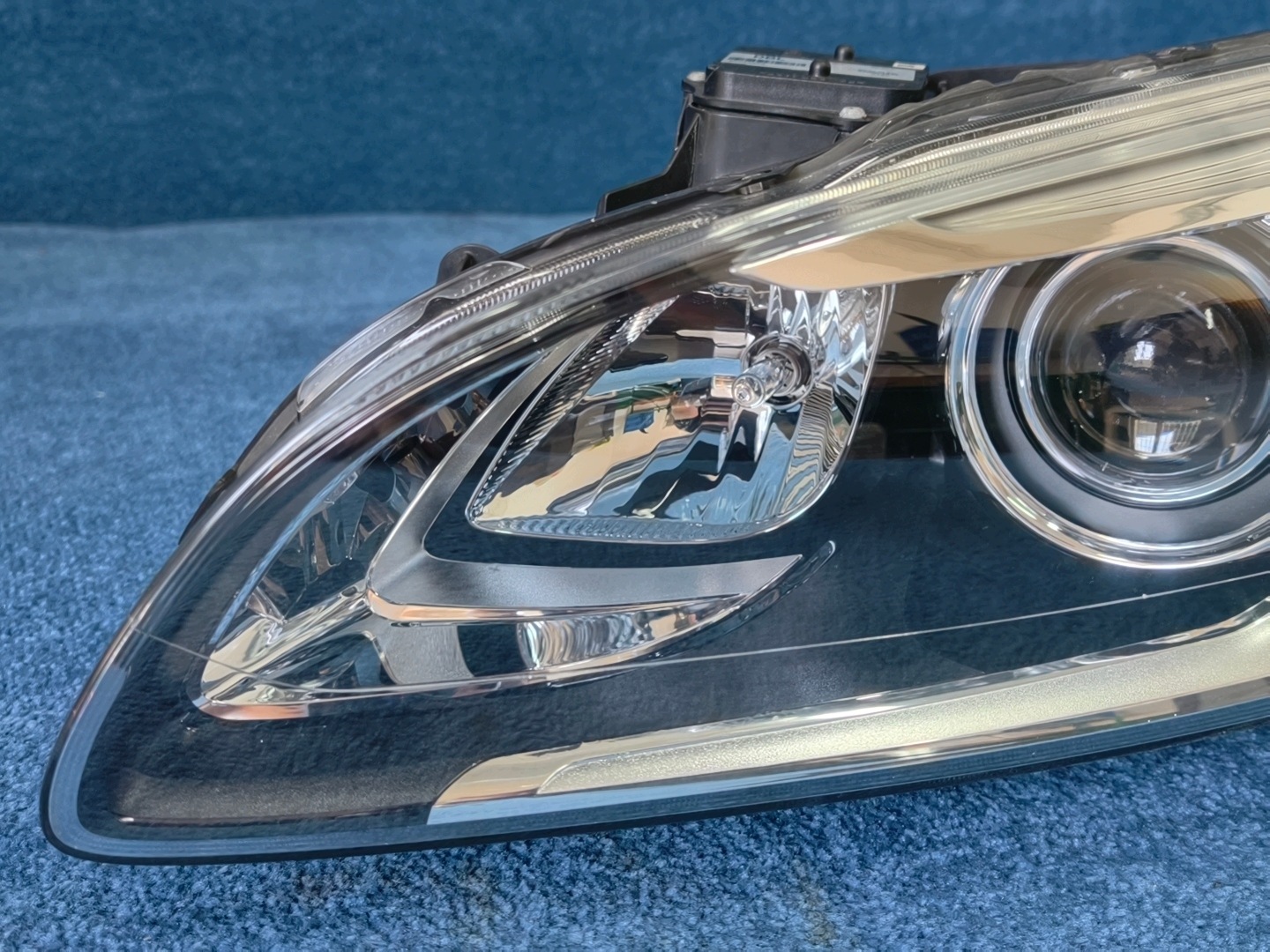 VOLVO V60 and LIFT light REFLEKTOR XENON positioning left front original 31698824