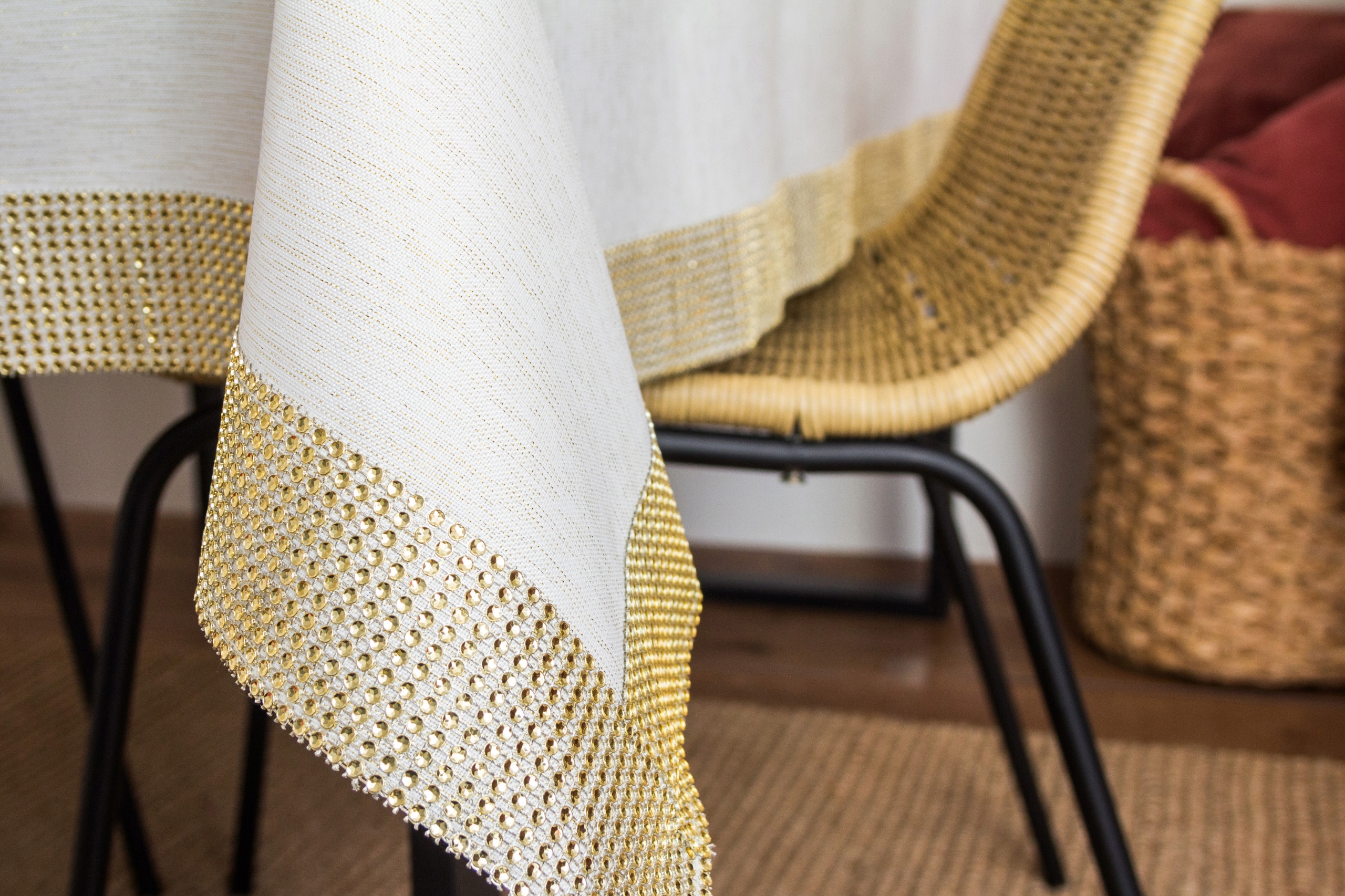 Obrus plamoodporny GLAMOUR ECRU ZE ZŁOTYMI cyrkoniami CEKINAMI 150x300 Kształt prostokątny