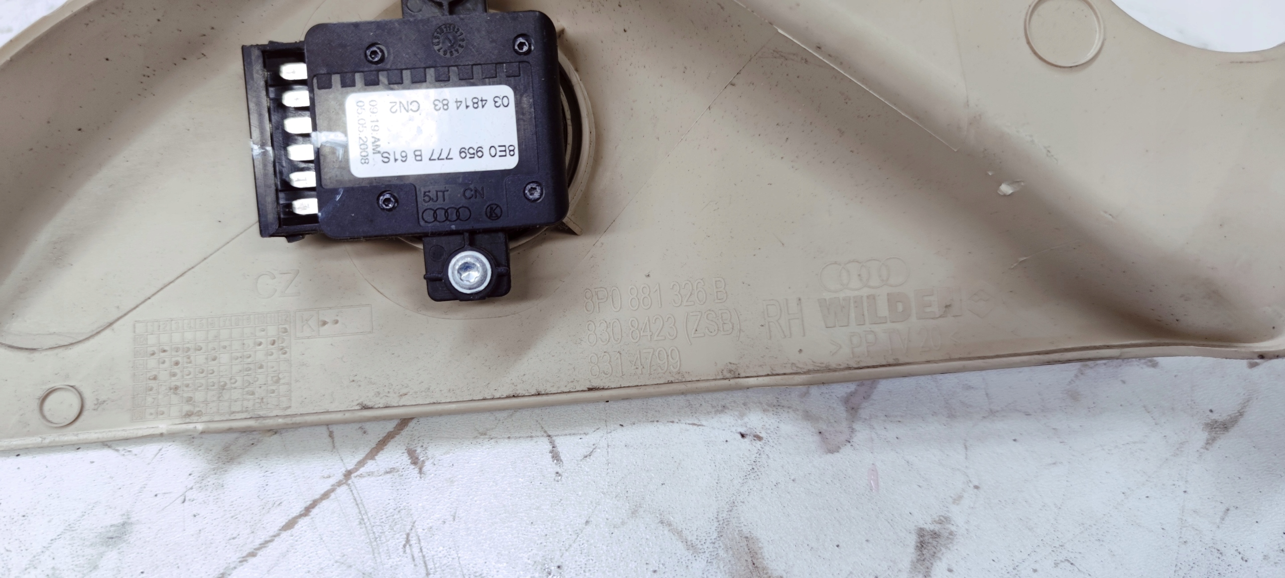 BLENDE ABDECKUNG VERSCHLUSSSTOPFEN SITZ RECHTS AUDI A3 8P 8P0881326B