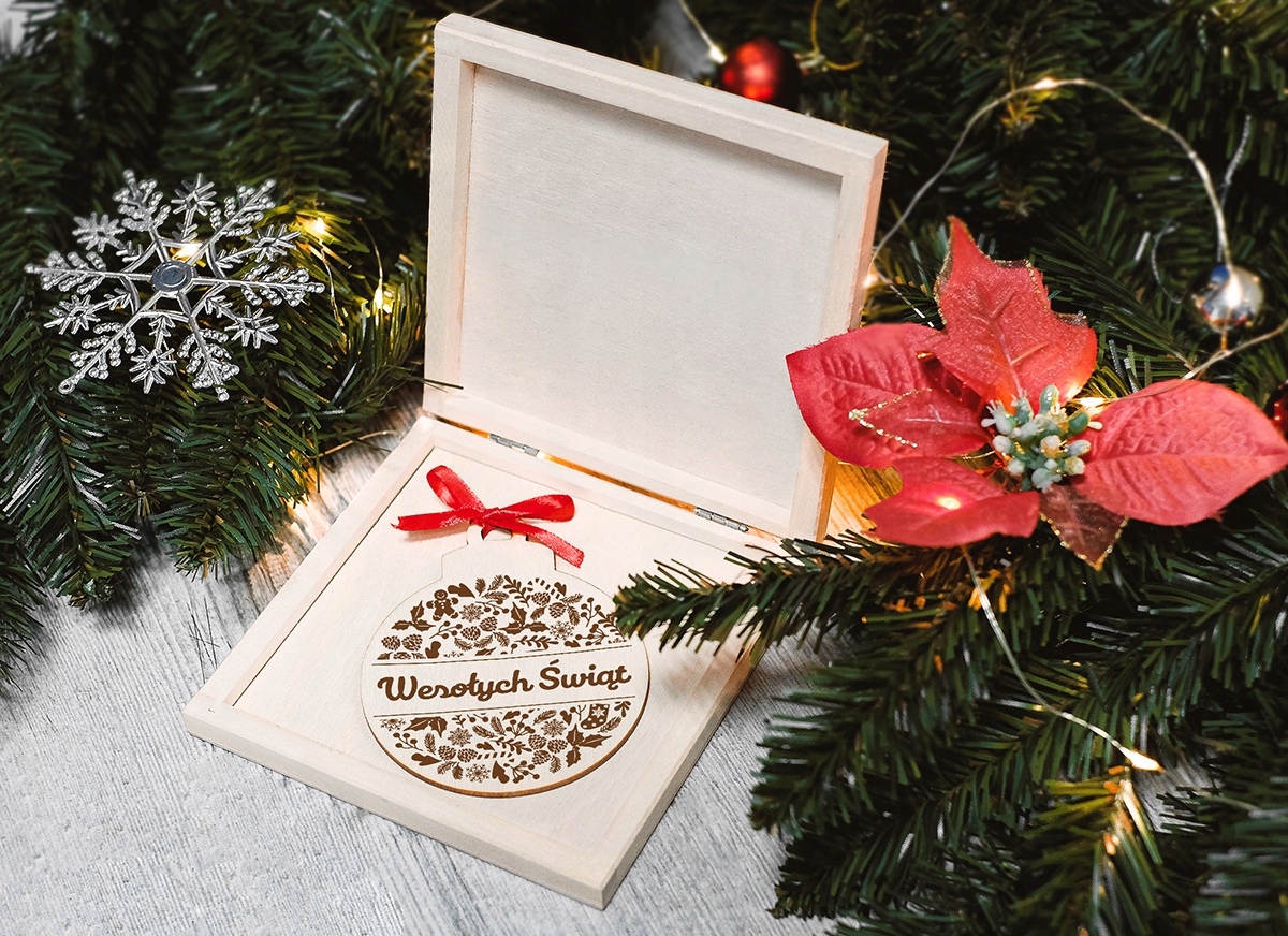 DREWNIANA KARTKA ŚWIĄTECZNA + BOMBKA NA CHOINKĘ Wysokość produktu 14.5 cm