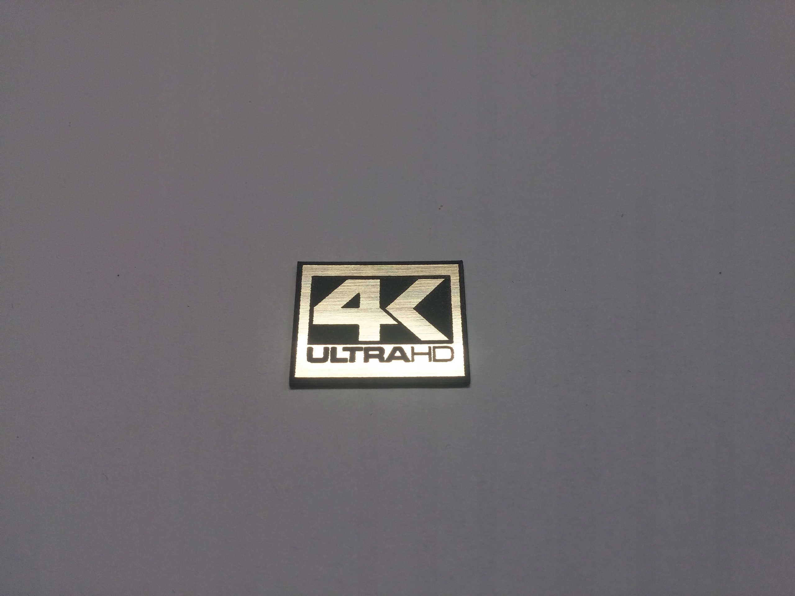 

4K Ultra Hd naklejka emblemat 19 x 15 mm *złota