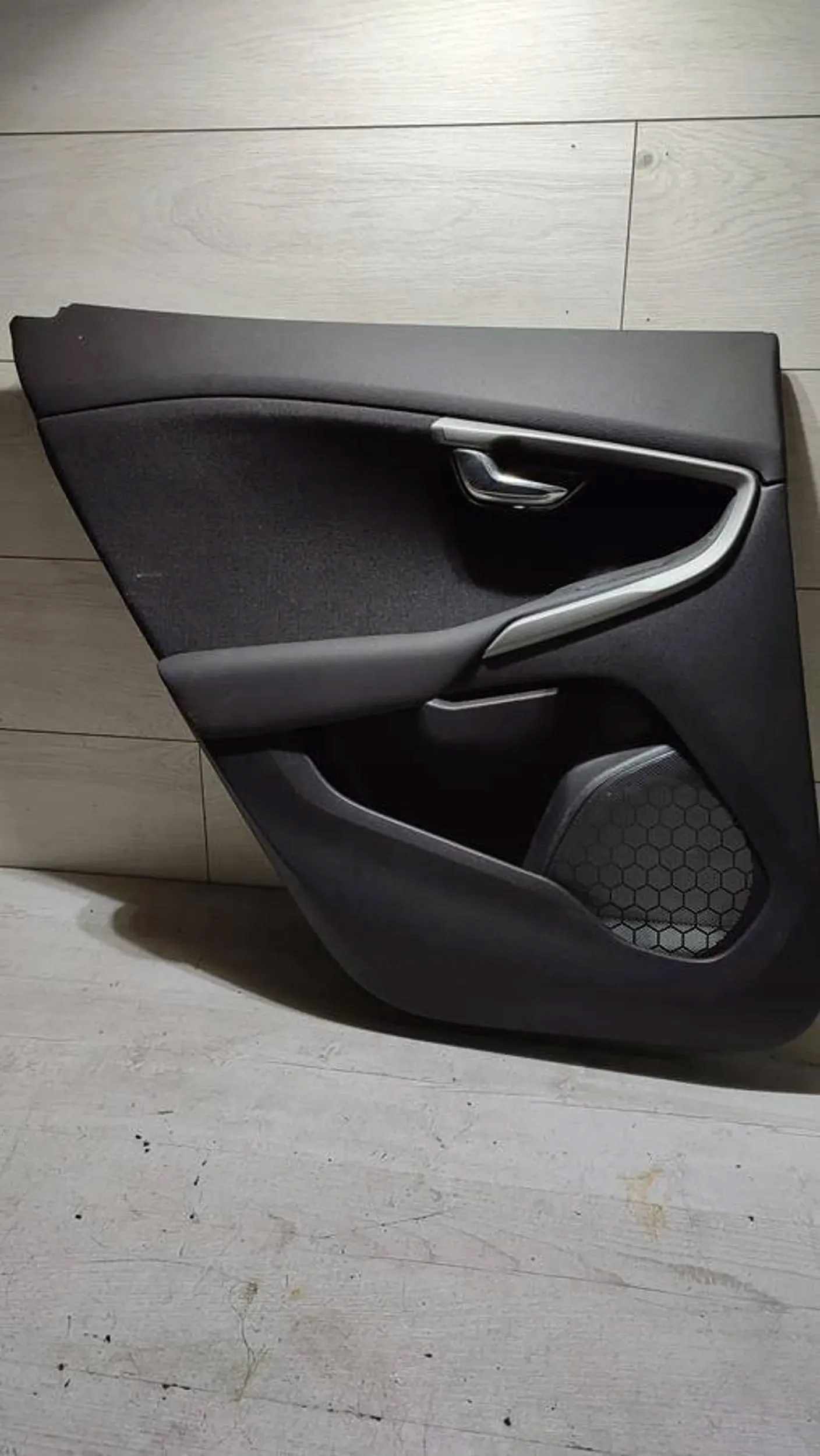Volvo V40 II 2018r rear part side left upholstery door