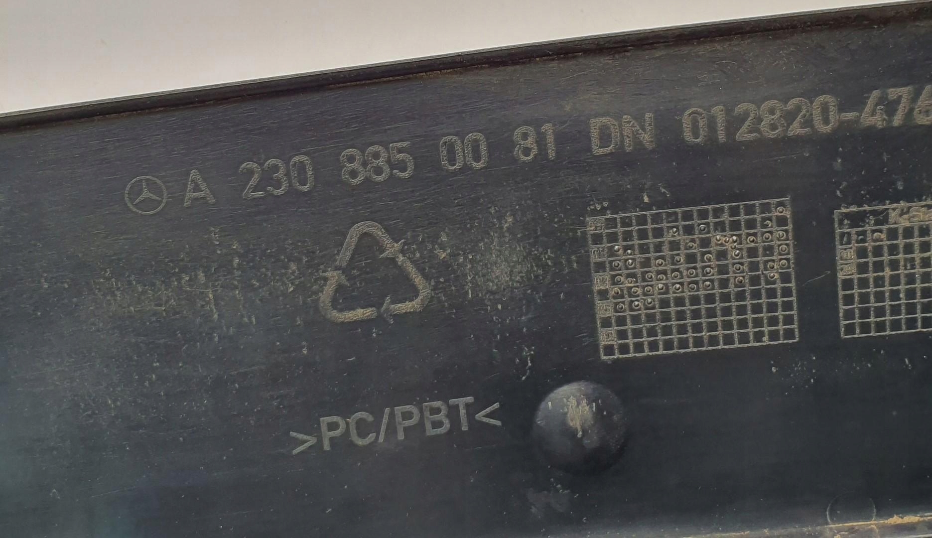 LISTWA POD TABLICE REJESTRACYJNA MERCEDES SL R230 Numer katalogowy części A2308850081