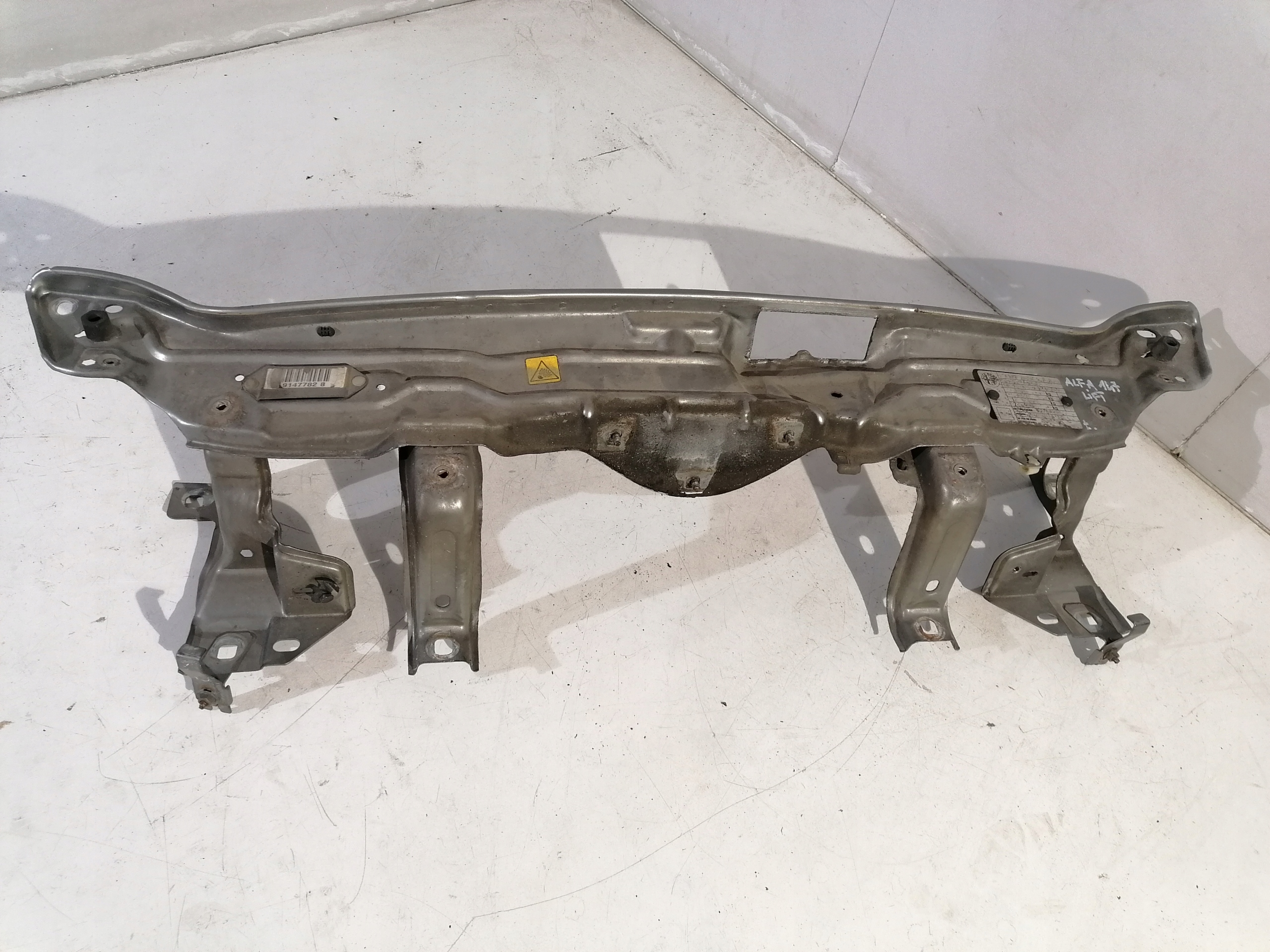 Alfa Romeo 147 lift bar, wall front
