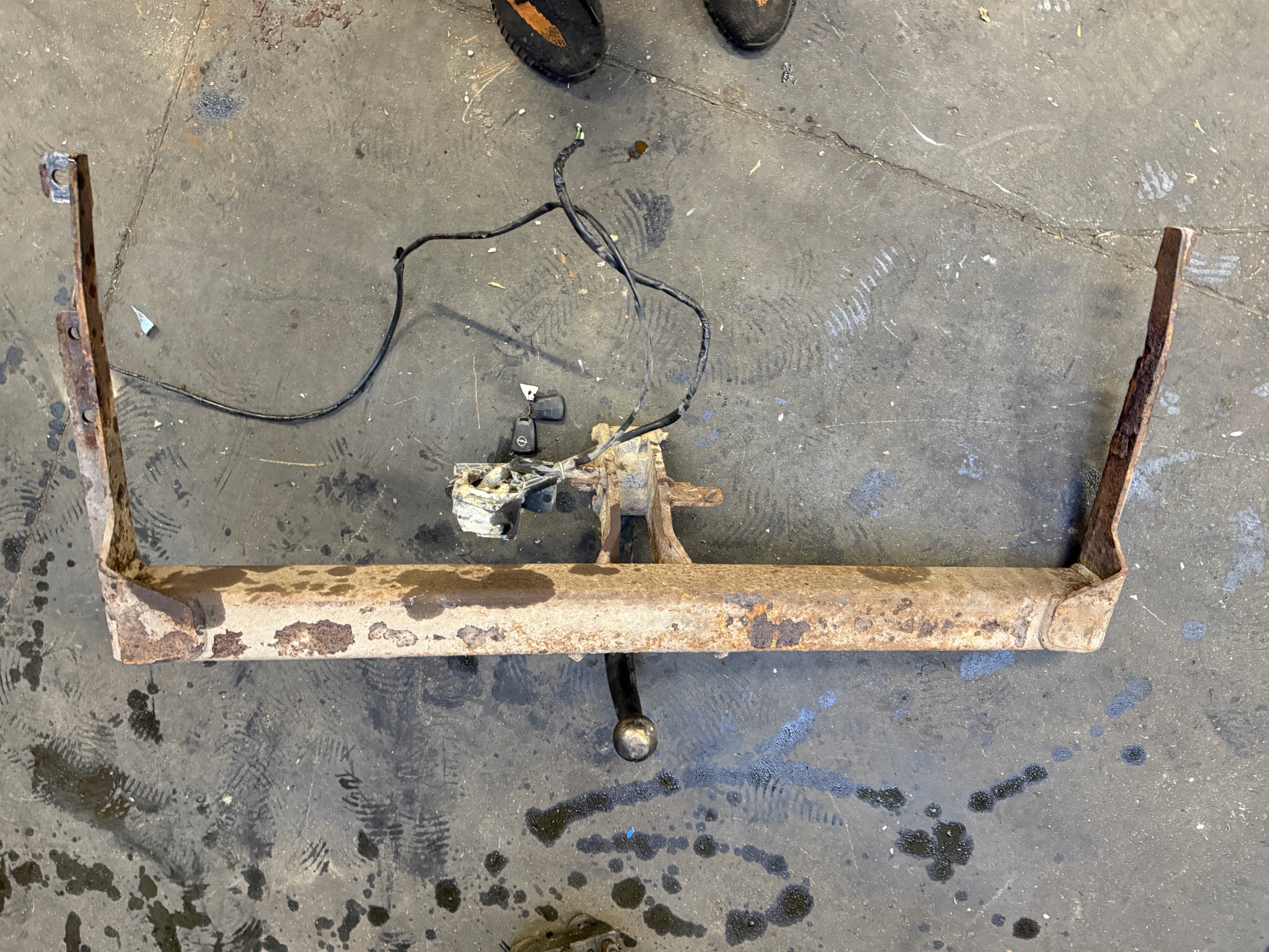 HAK HOLOWNICZY TOYOTA AVENSIS T25 KOMBI