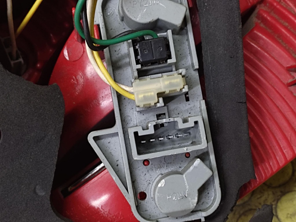 TOYOTA YARIS II light left rear part