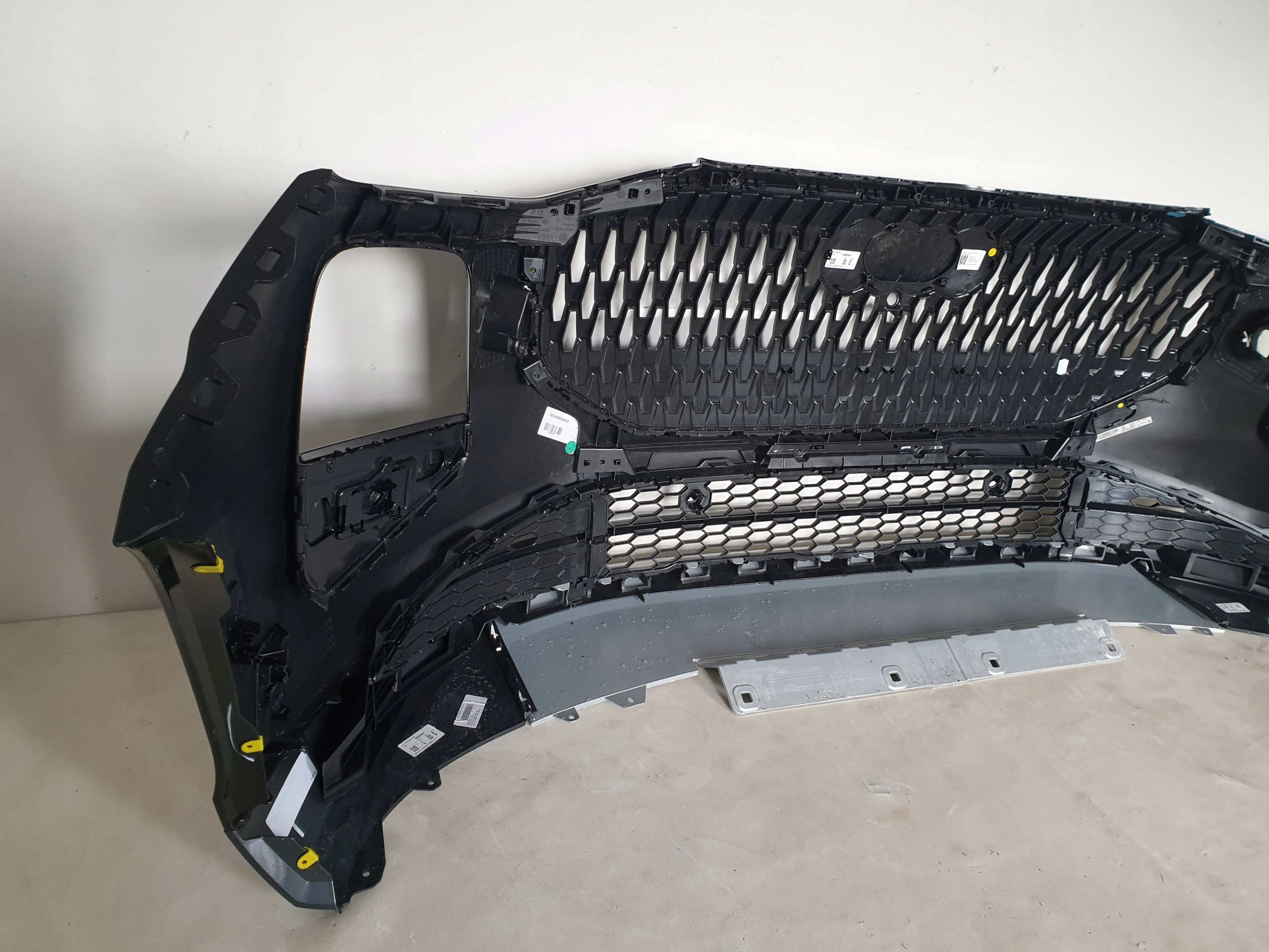 AUDI Q3 III 83H 25-> bumper front front 6 x PDC washers 83H807437