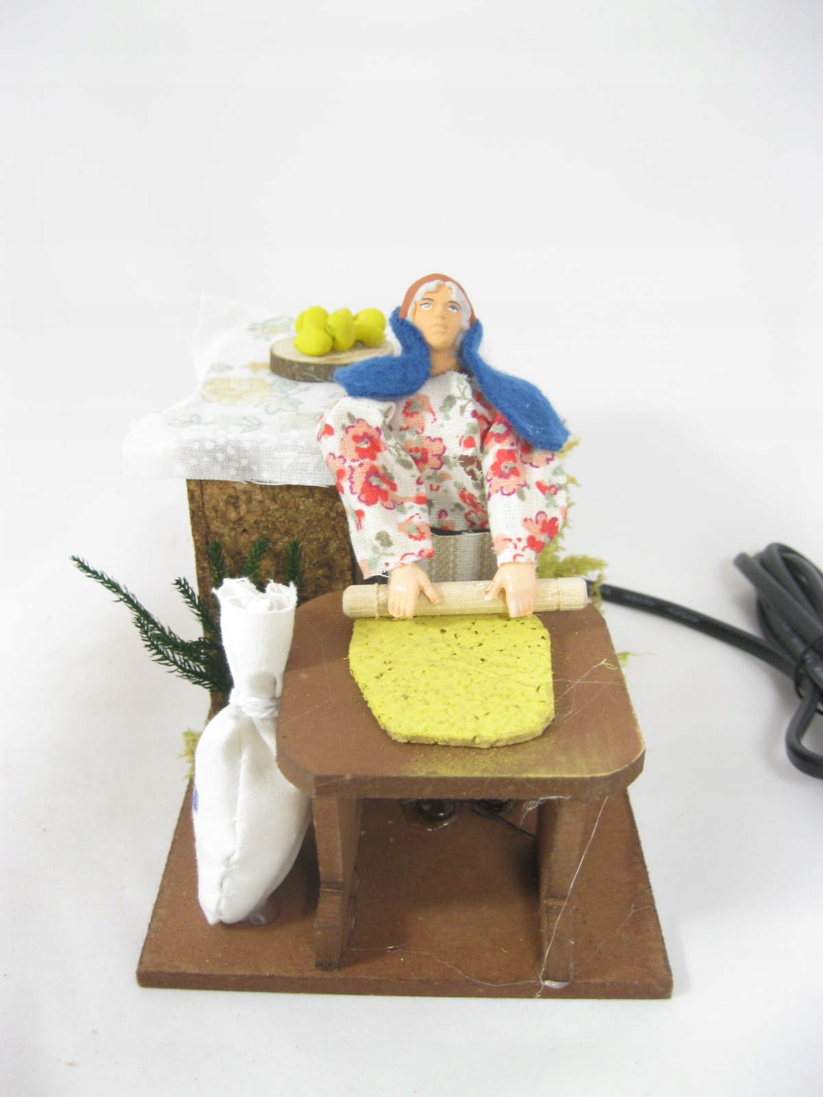 Pohyblivá Figúrka Do Betlehu Božon. Kuchárka valí cesto – výška 12 cm na 220 V