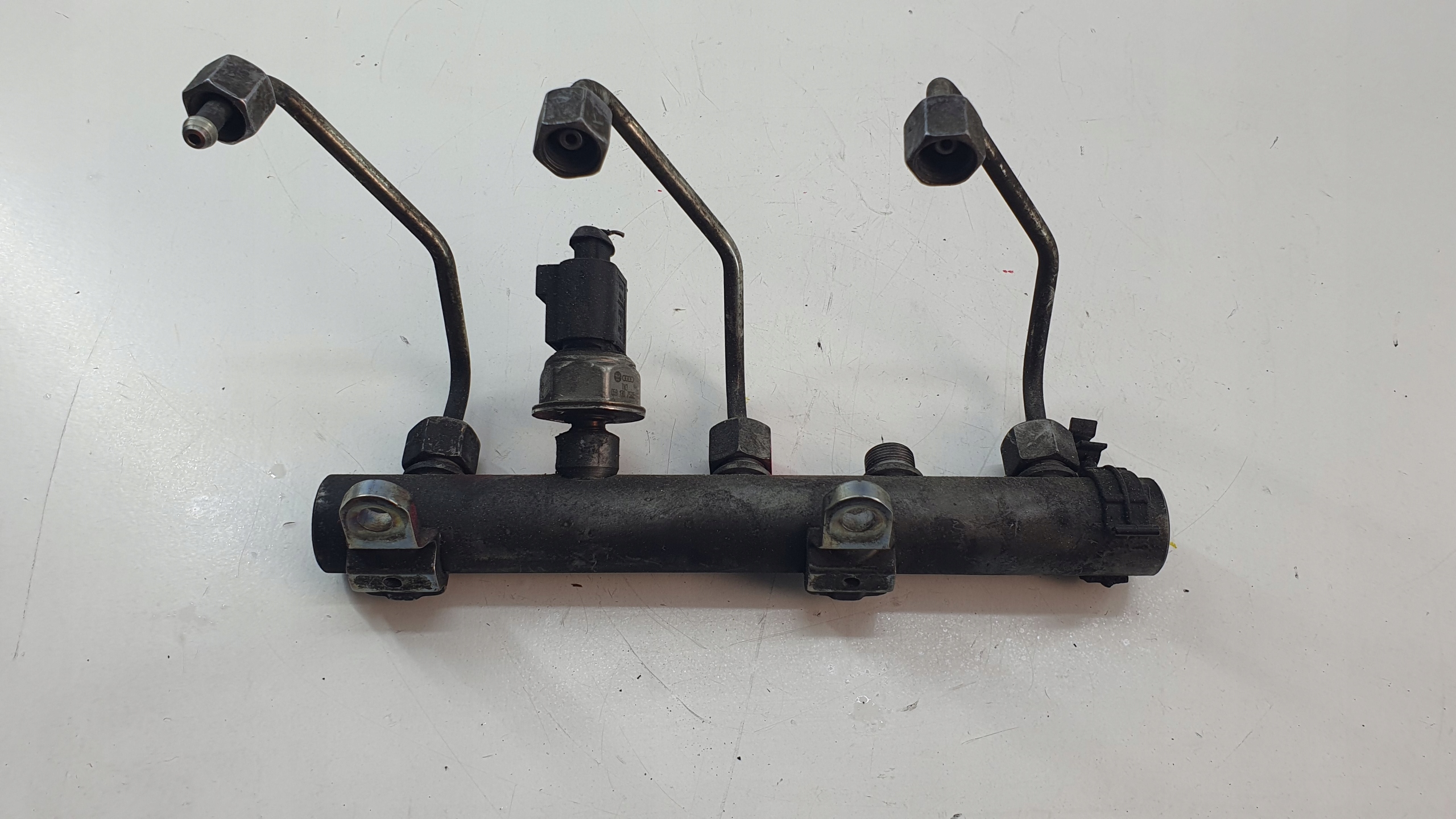VW Touareg 7L Lift 07- 3.0 Tdi BKS injection ramp left sensor