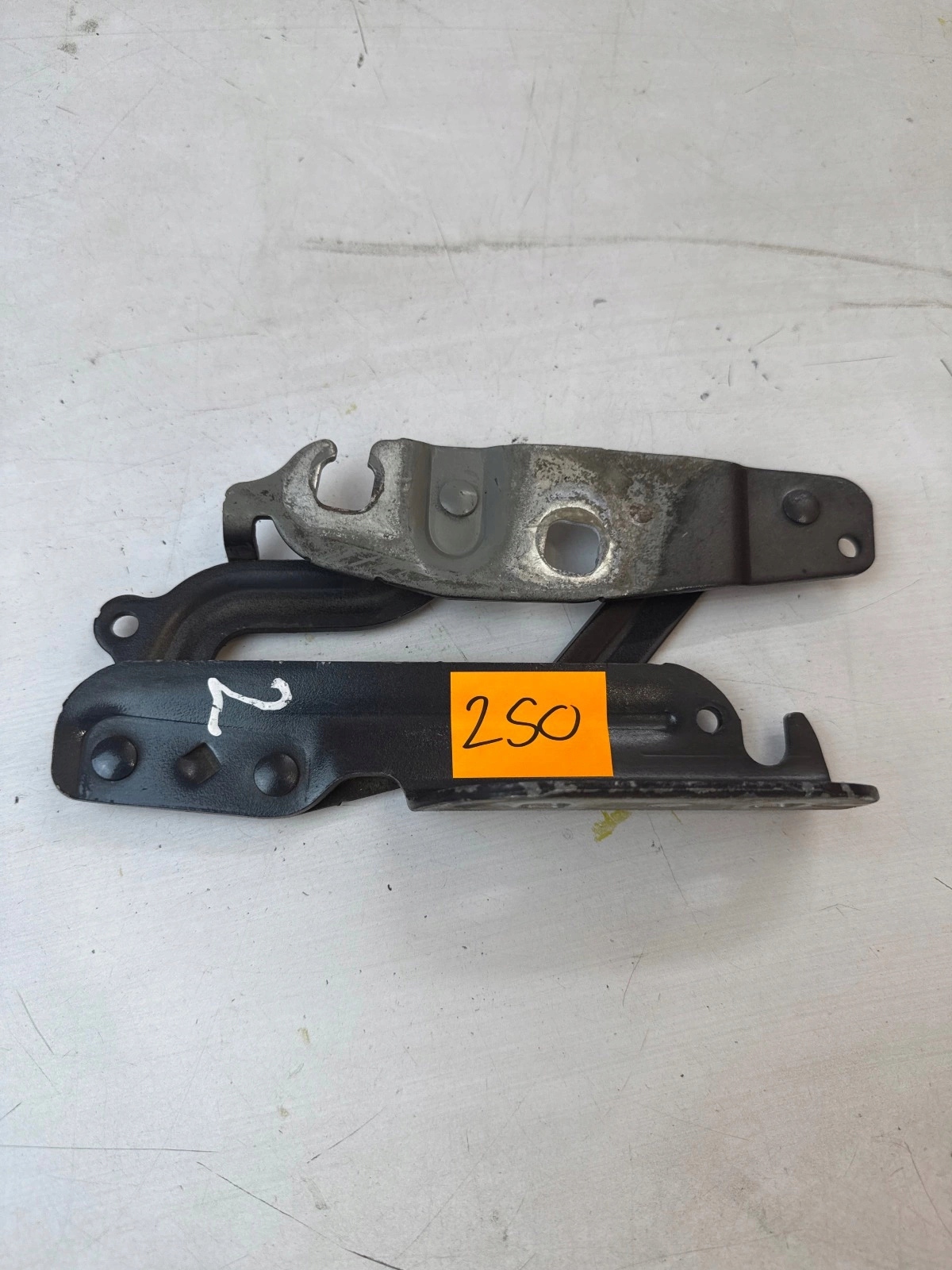 hinge bonnets front front right Ford Fiesta MK7