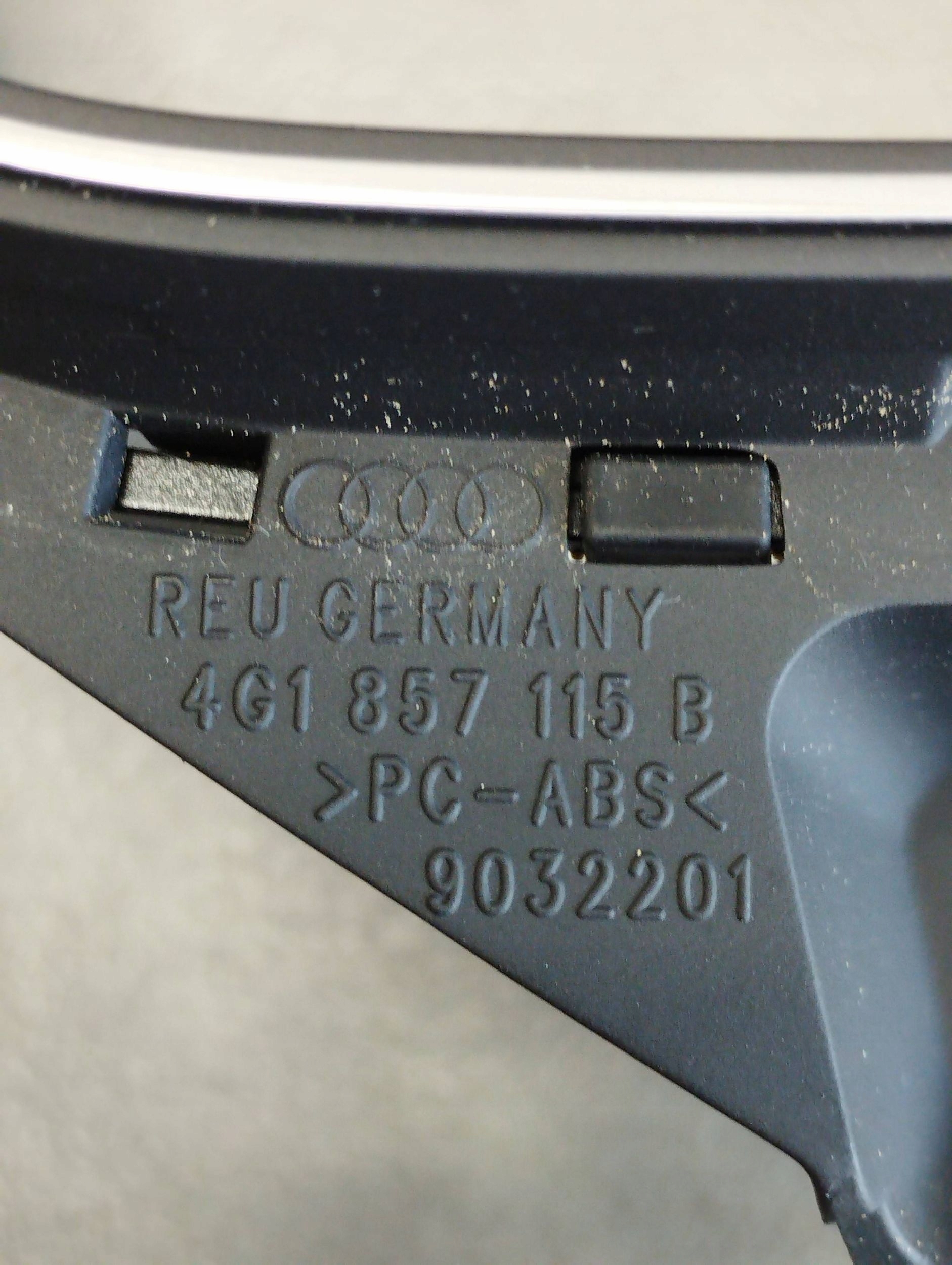 Audi A7 4G rám budíků 4G1857115B