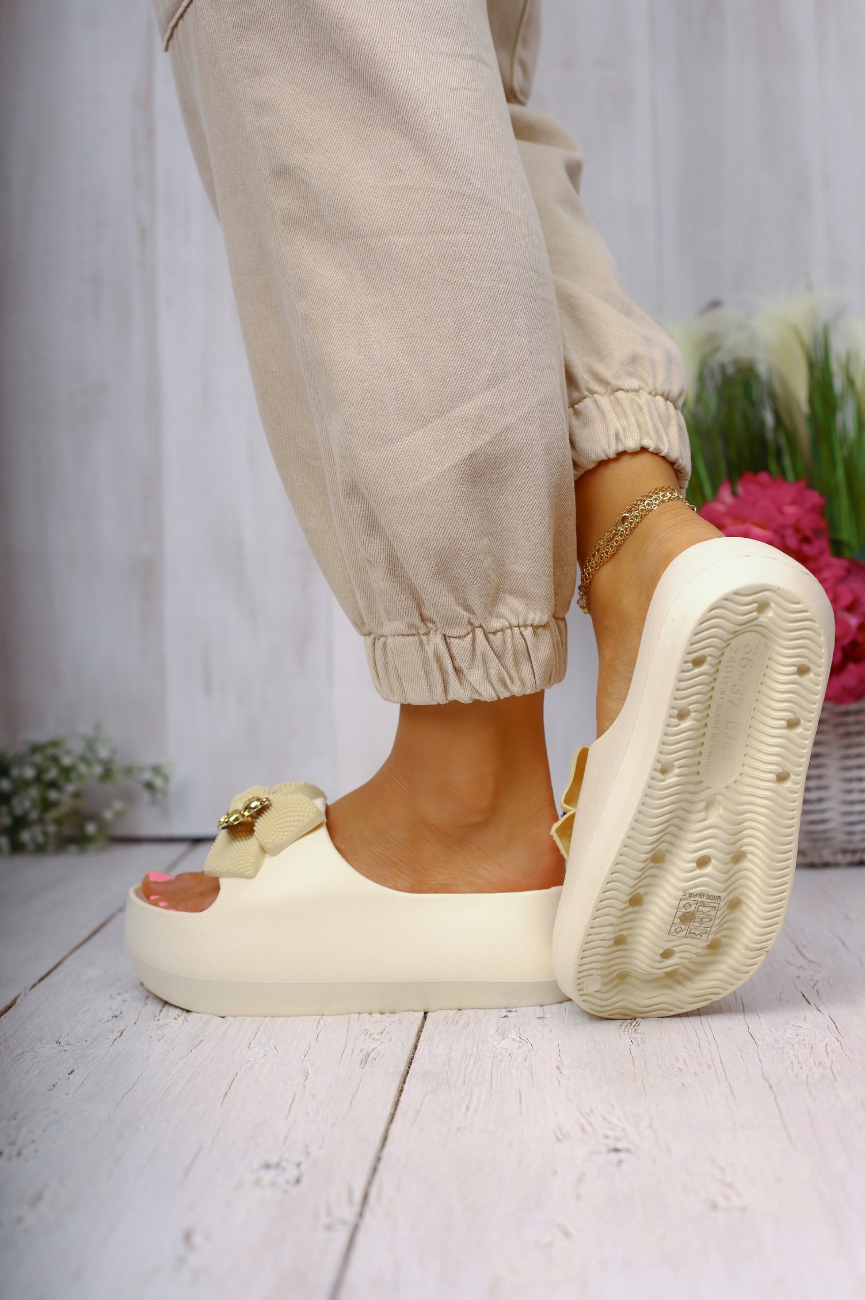 KLAPKI DAMSKIE BEŻOWE KAPCIE WYGODNE NA PLATFORMIE LEKKIE OZDOBA Kolor beżowy