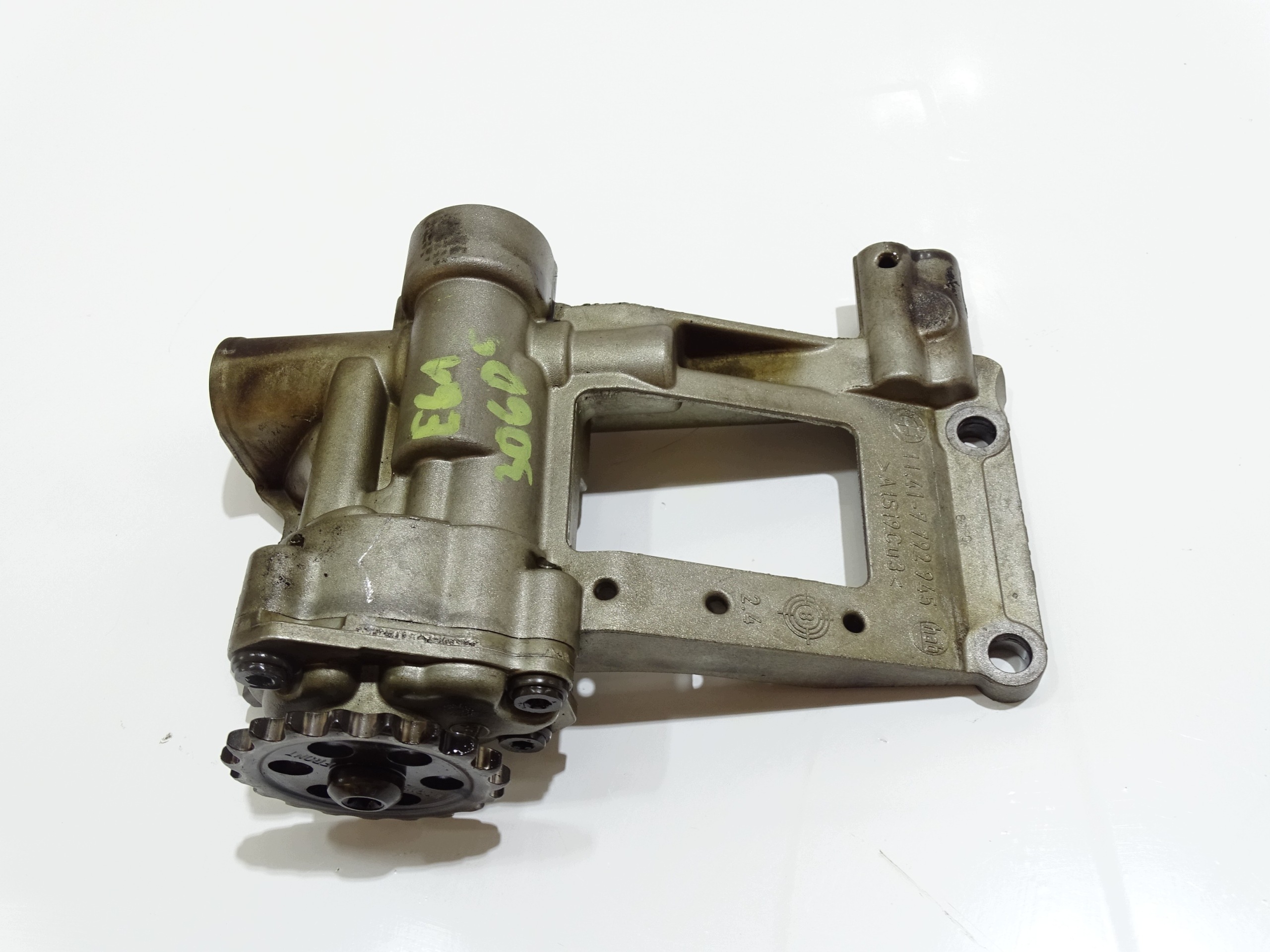 oil pump BMW E60 3.0 D OE 7799945