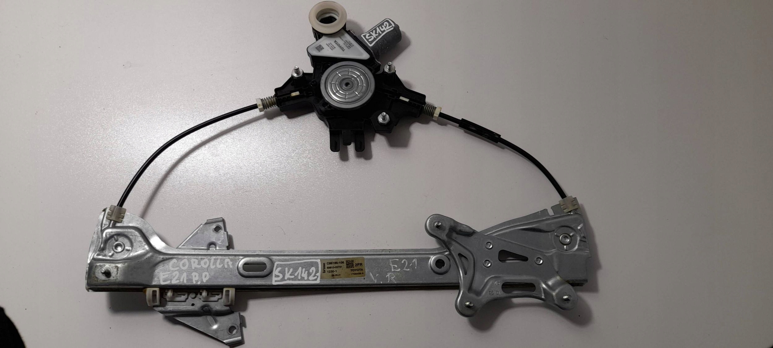 Toyota Corolla E21 Kombi window regulator front right 6981002721 (SK142)